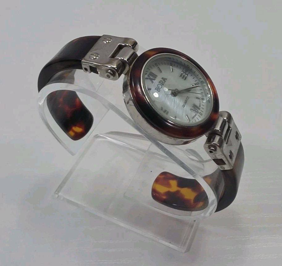 Ladies Bora Fashion Casual Round Silver Turtois Tone Cuff Bracelet New Battery