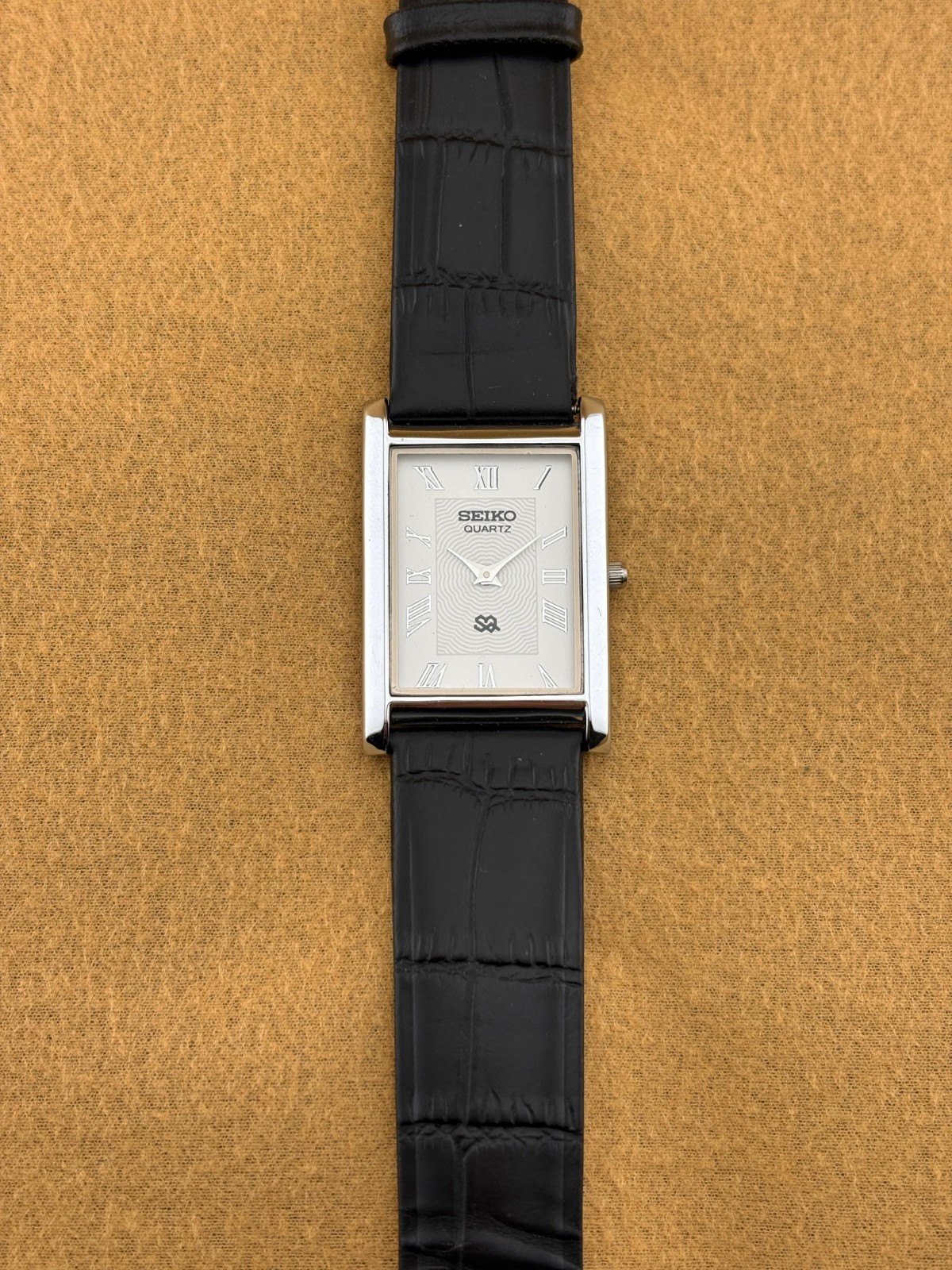 WHITE DIAL Vintage Seiko Slim Quartz men’s Wristwatch