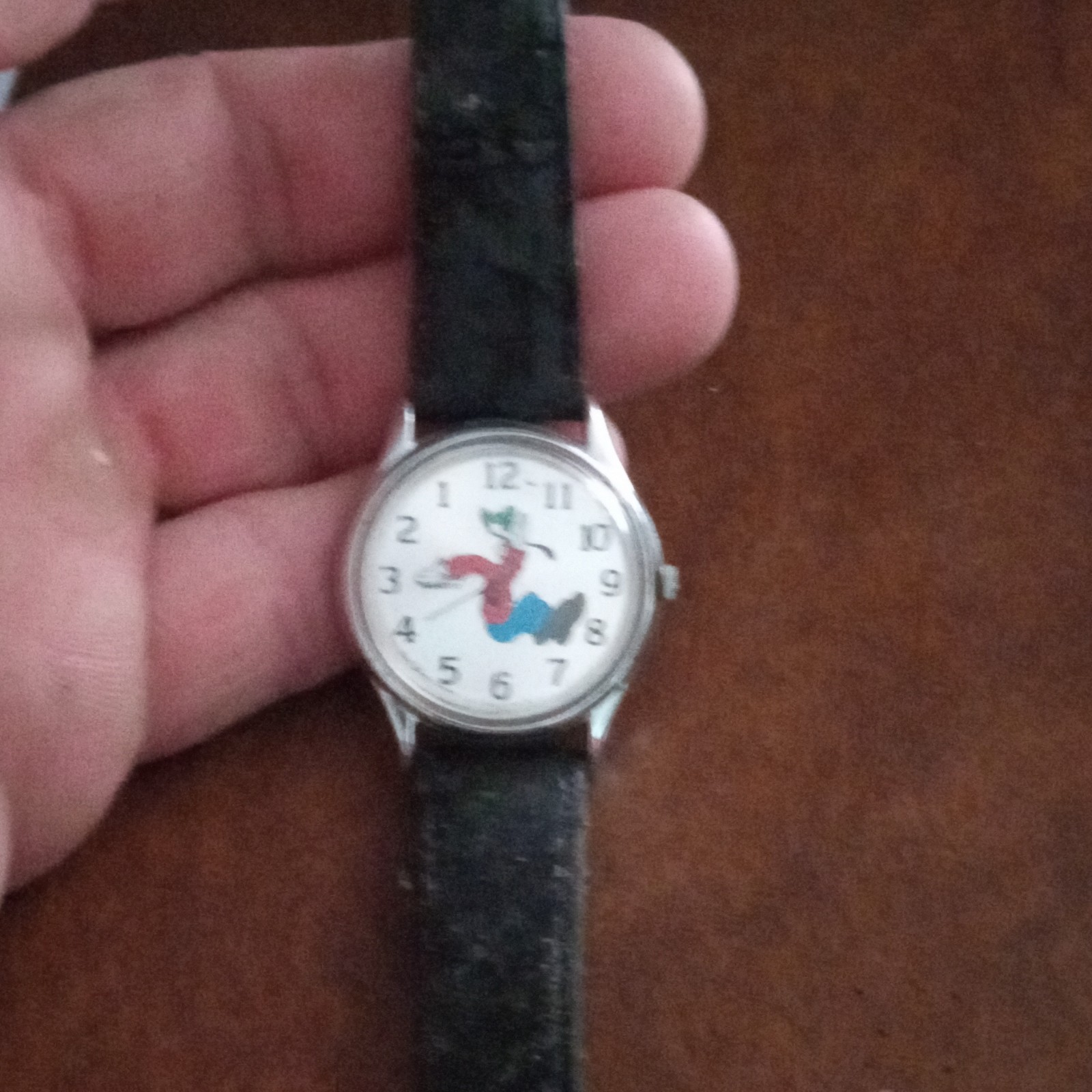 Disney Goofy Quartz Analog Wristwatch Silver-Tone Black Leather Strap White Dial