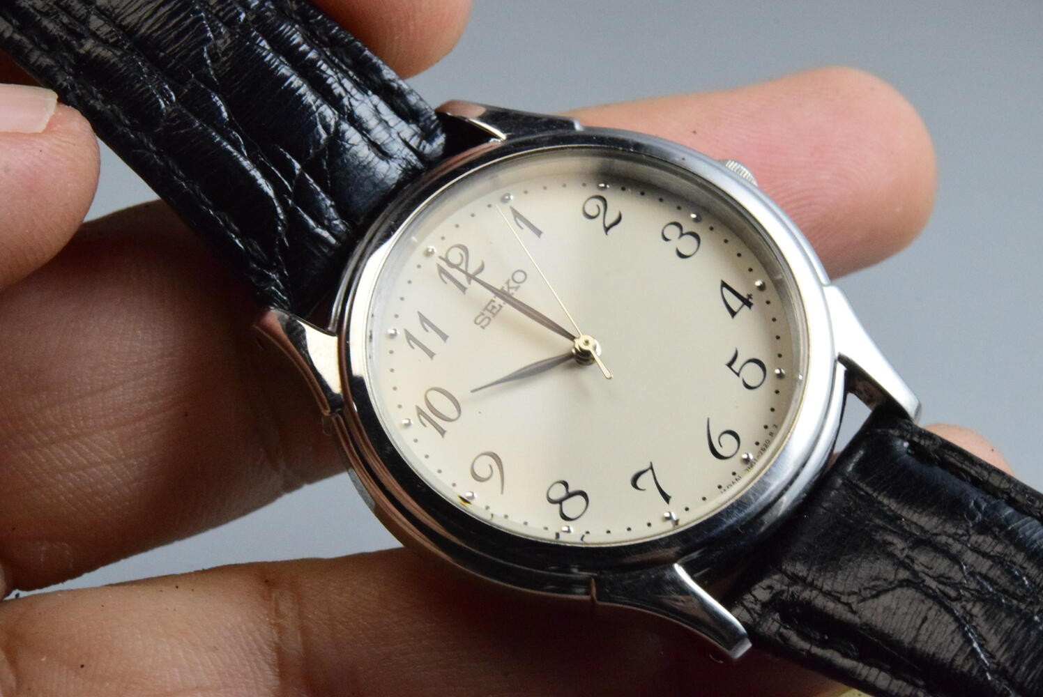 Vintage watch Seiko 7N01-7141 White Men Quartz Round 35mm