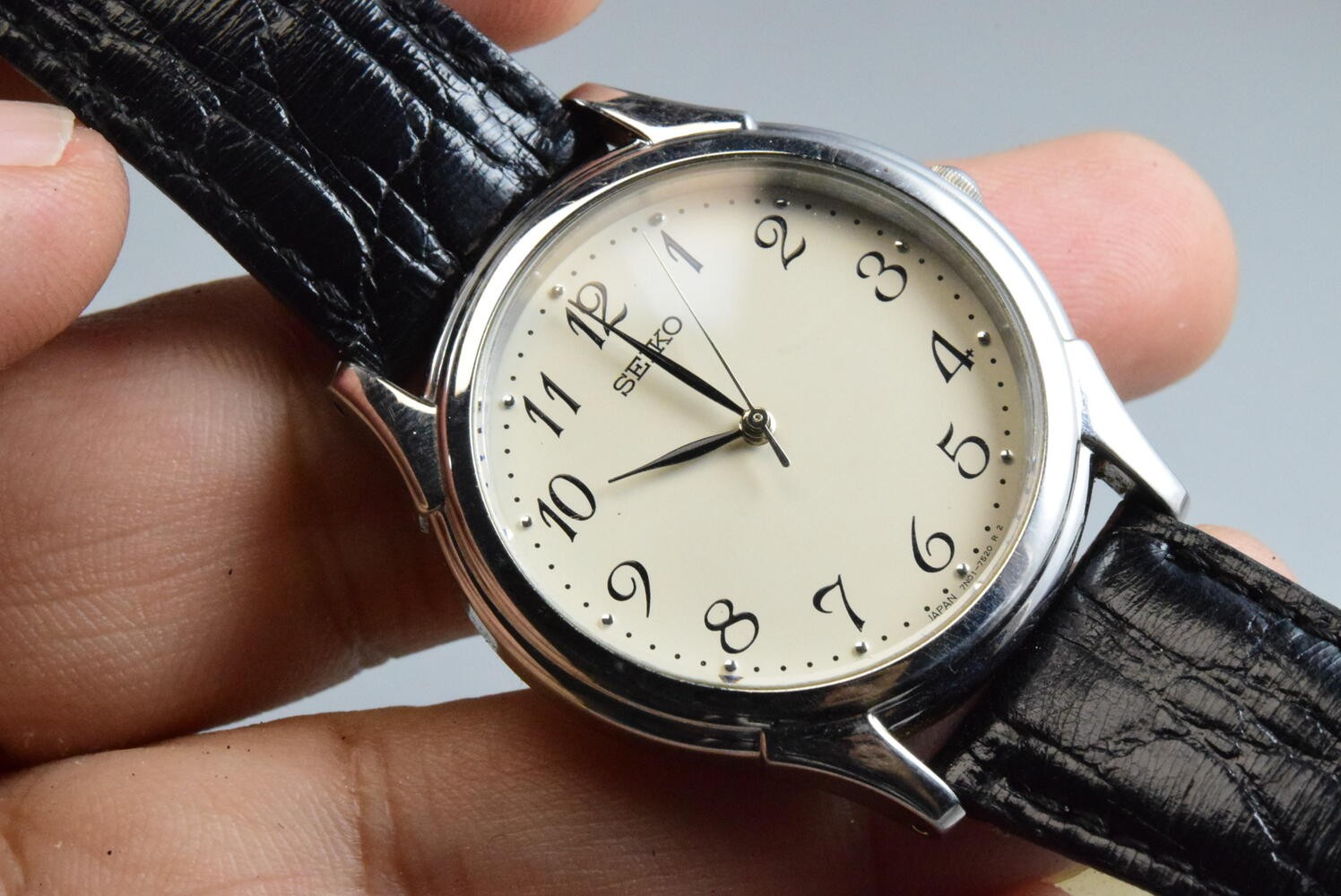 Vintage watch Seiko 7N01-7141 White Men Quartz Round 35mm