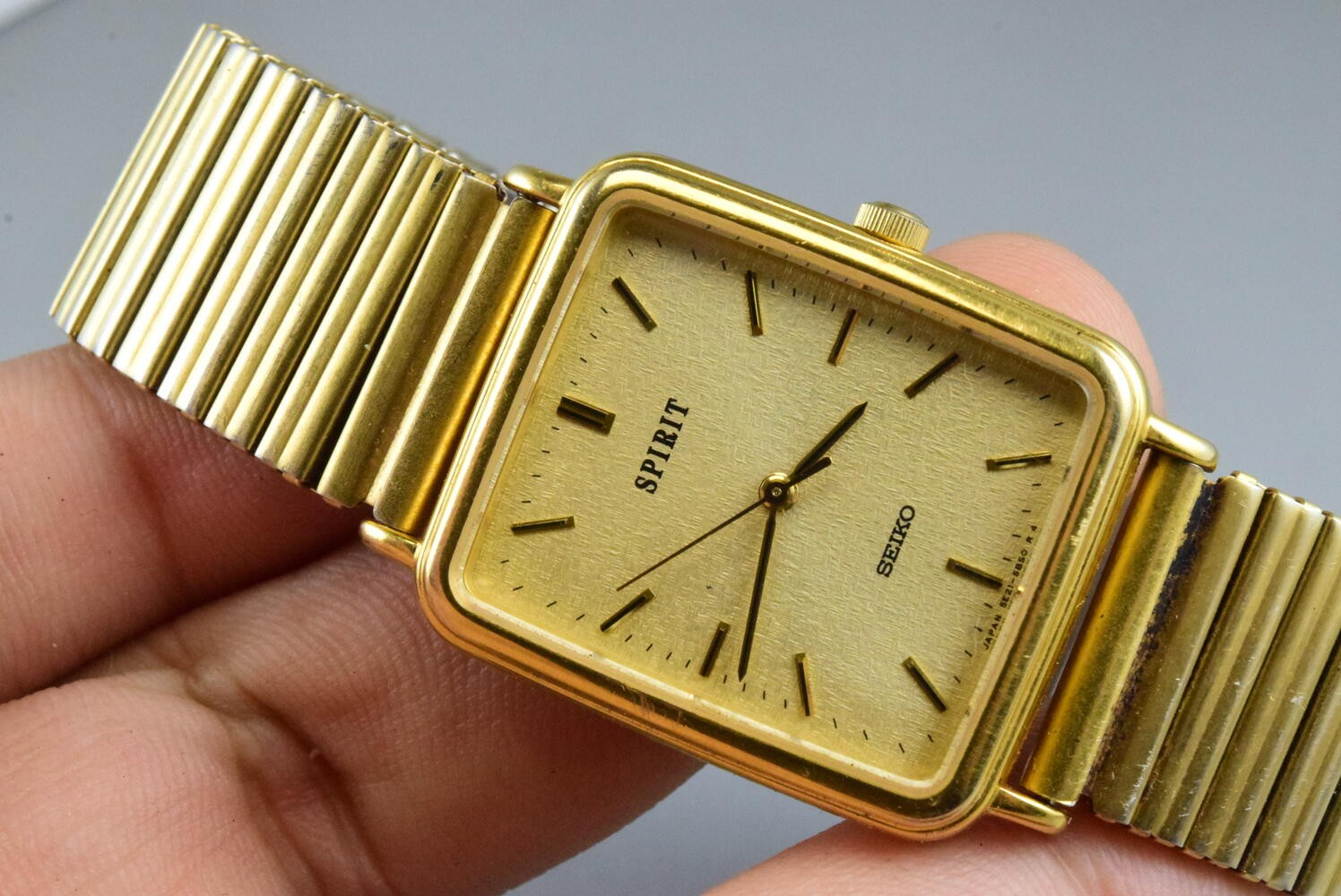 Vintage watch Seiko Spirit Gold Plated 5E21-6B60 Yellow Men Quartz Cushion 21mm