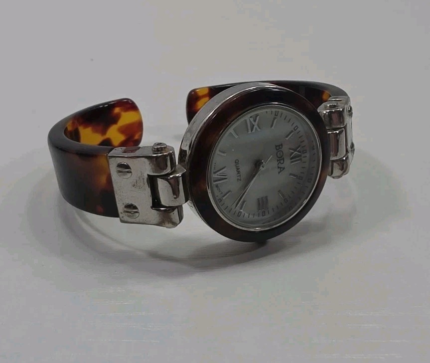 Ladies Bora Fashion Casual Round Silver Turtois Tone Cuff Bracelet New Battery