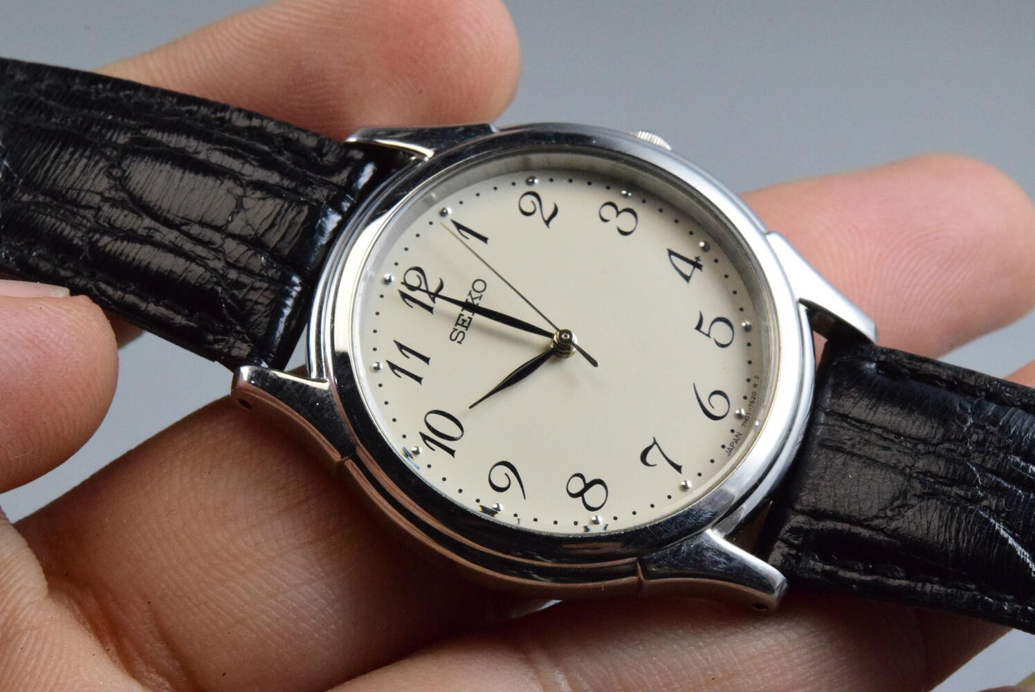 Vintage watch Seiko 7N01-7141 White Men Quartz Round 35mm