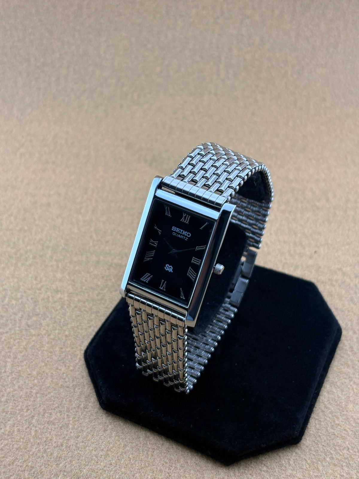BLACK SILVER Vintage Seiko Slim Quartz Men’s Wristwatch