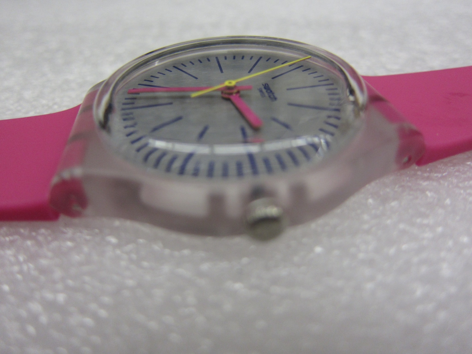 Swatch GE256 Fluo Pinky Quartz Watch Hot, Hot, Hot Pink! 3 Bar 34.00 mm