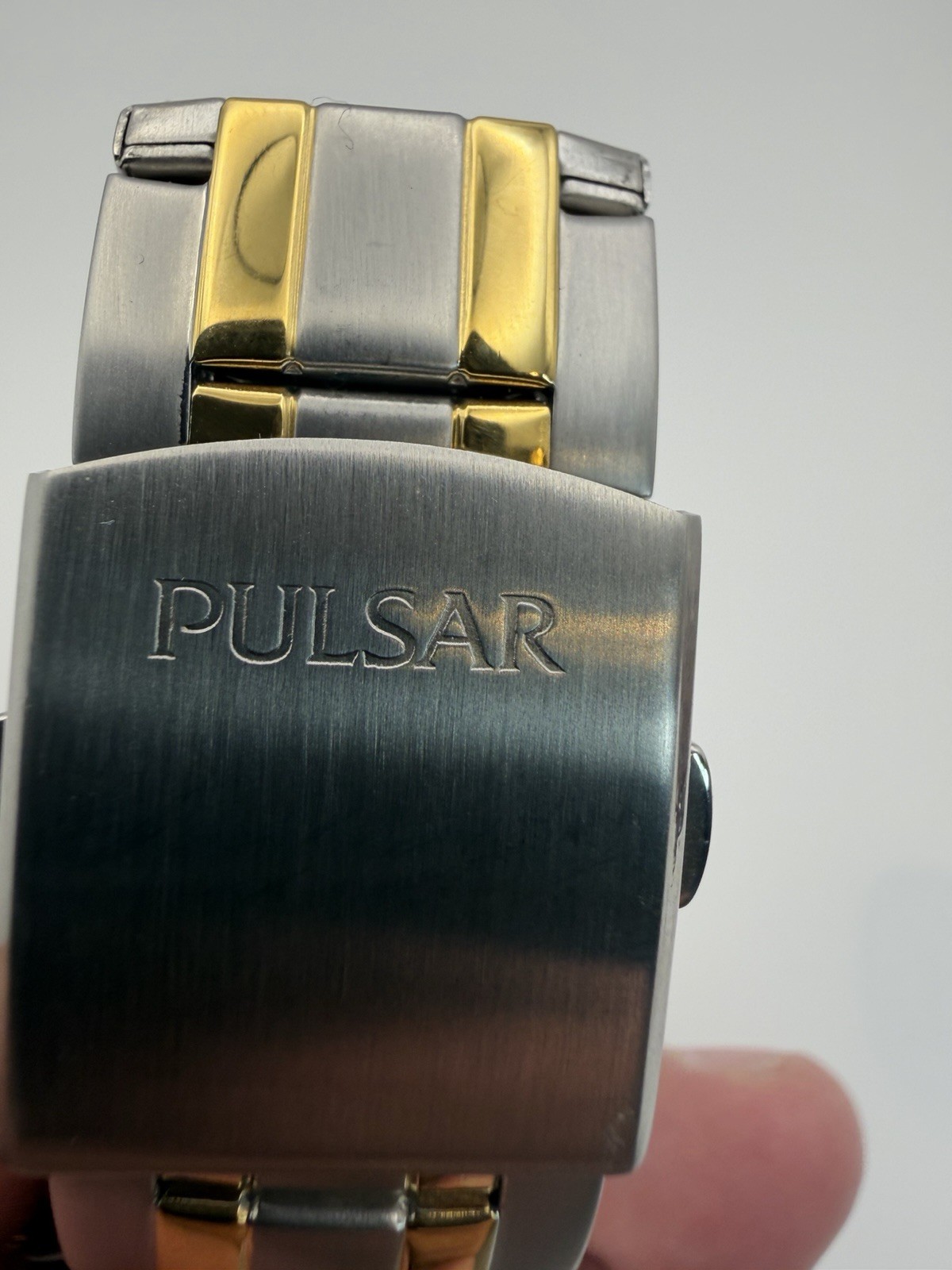 Pulsar Kinetic 100M Men’s 42mm Two-Tone Watch White Dial Exhibition Back Japan