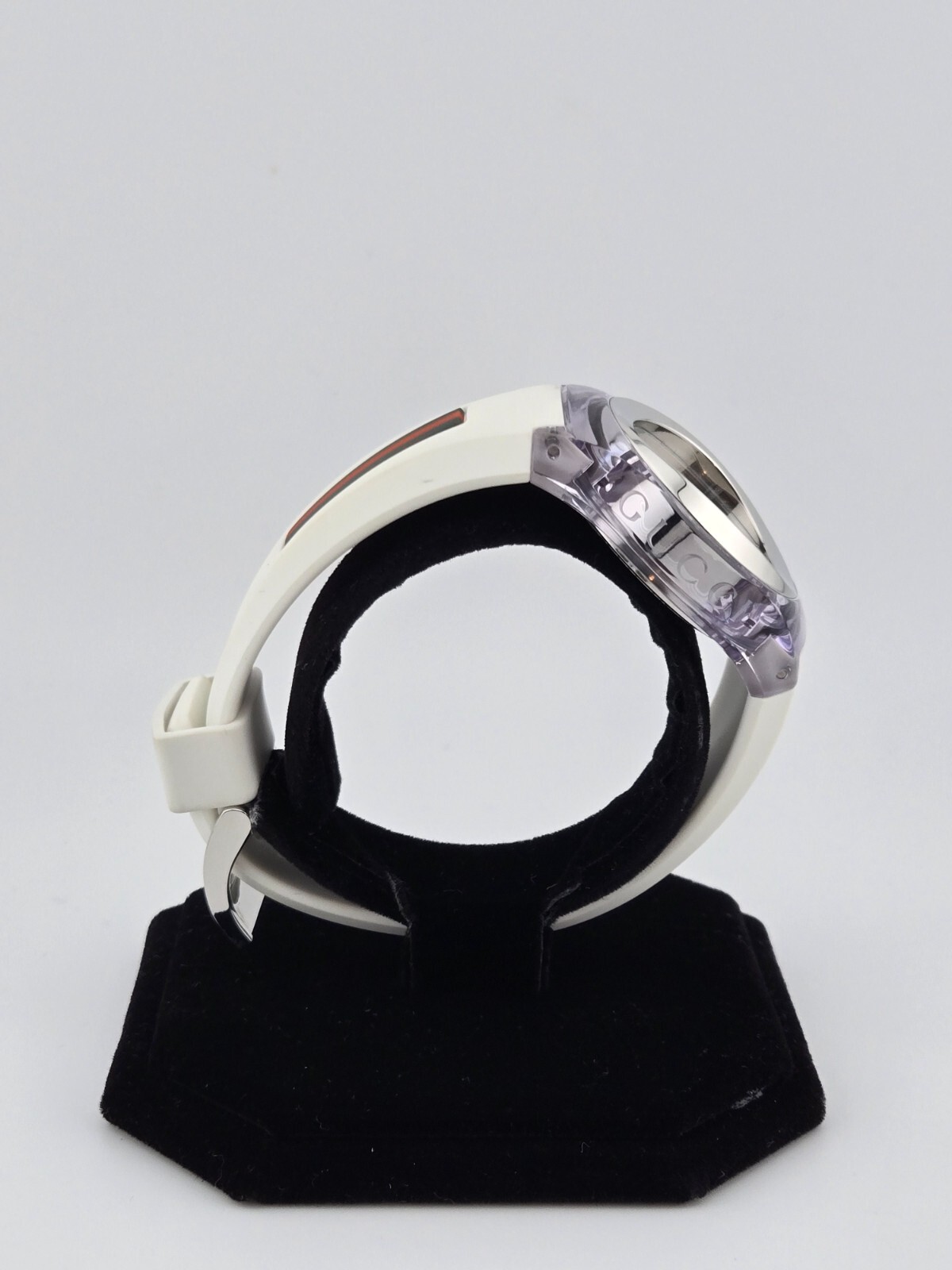 Gucci Sync L Women’s White Rubber Strap Quartz Watch – YA137302 ($670 MSRP)