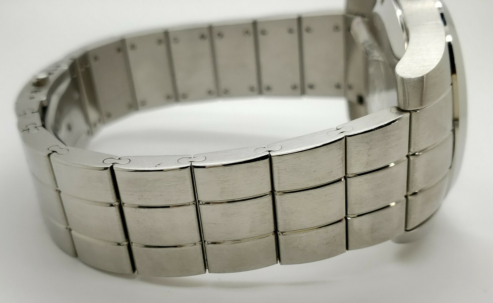 Burberry BU7301 Silver Tone White Date Dial Mens Swiss Made Dress Watch