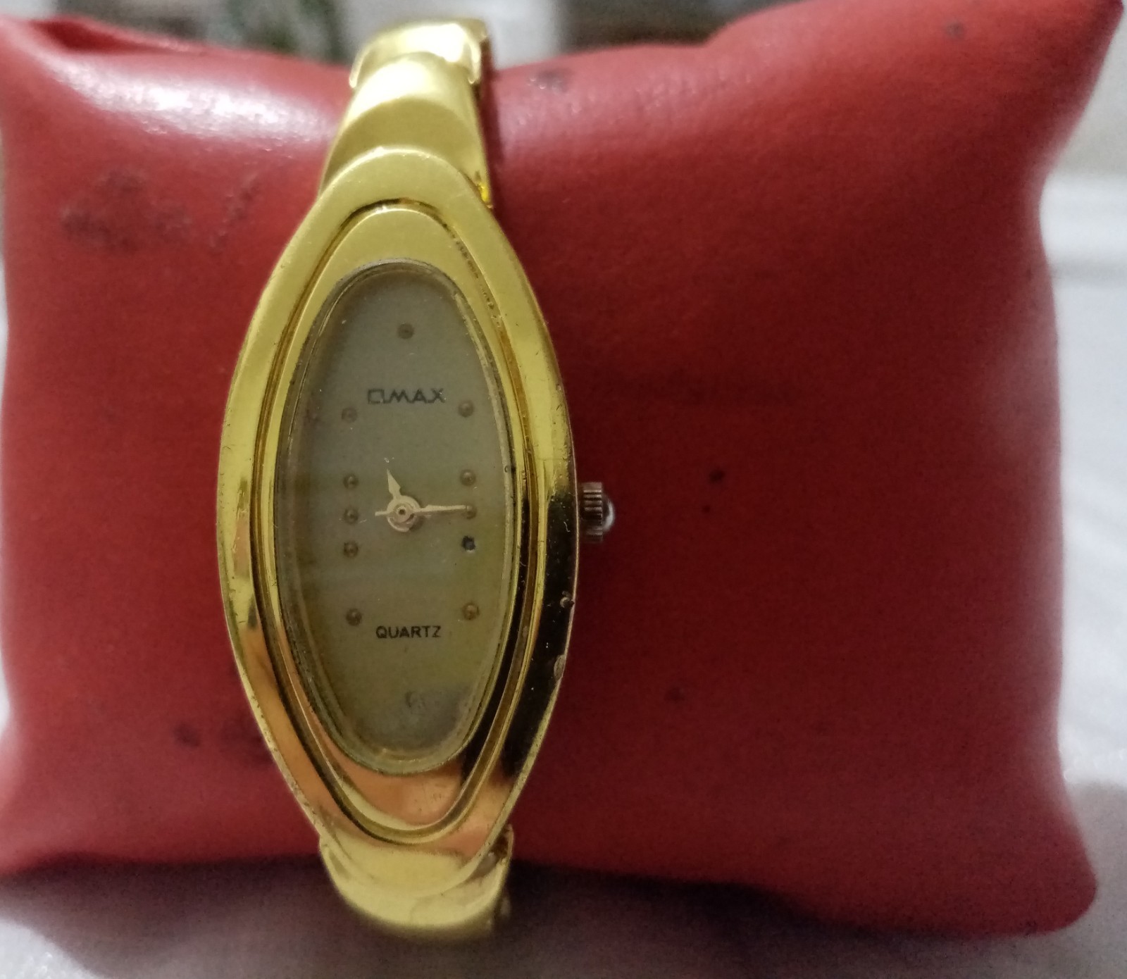 Vintage OMAX Ladies Gold Tone Quartz Watch Oval Face Working Stainless Back