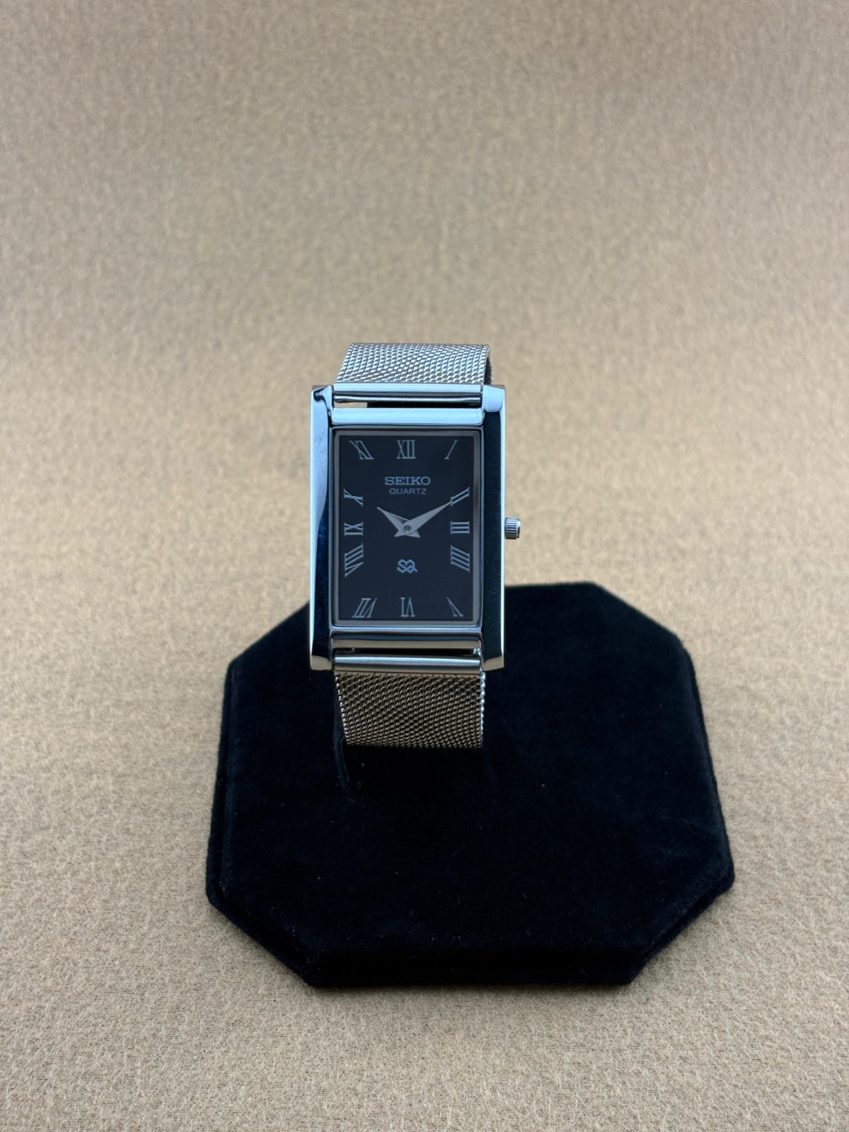 BLACK SILVER Vintage Seiko Slim Quartz Men’s Wristwatch