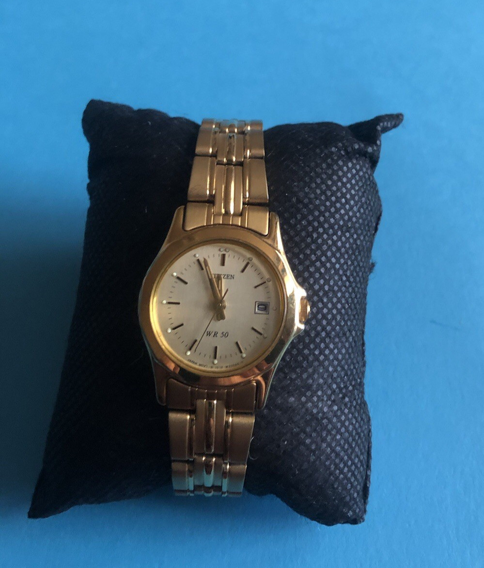 Ladies Citizen Quartz Watch with tri- fold centre fastening clasp. (6)