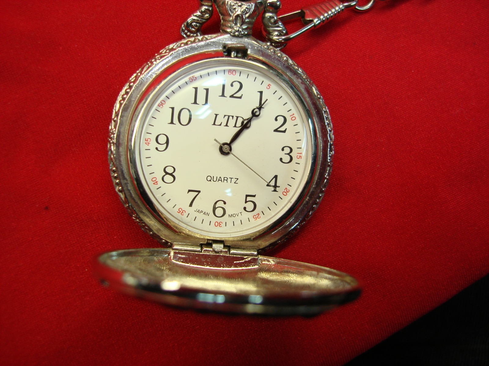 QUARTZ POCKETWATCH – CLOSED FACE -WITH HUNTER AND DOGS ON FRONT COVER -EXCELLENT