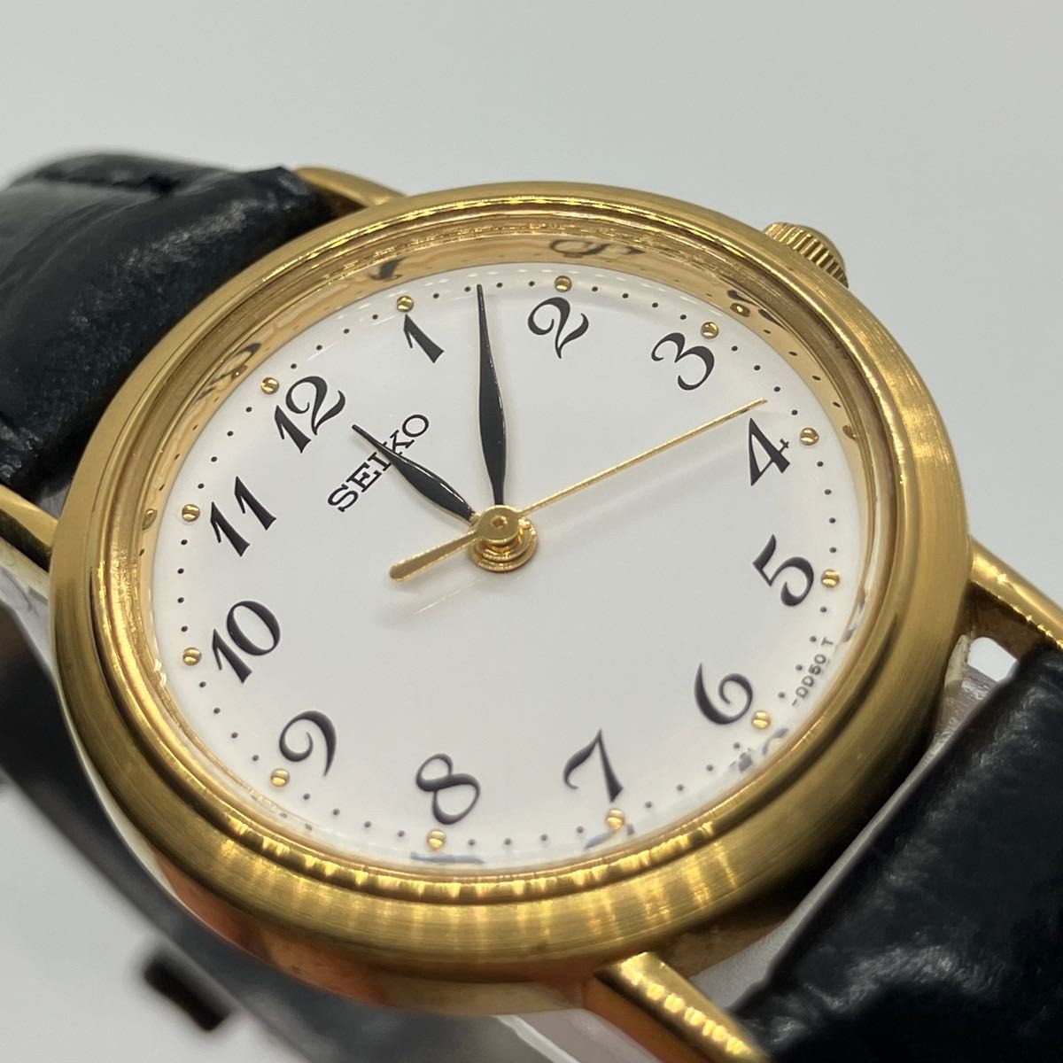 Working Model SEIKO Wristwatch Gold Case White Dial Arabic Numbers Quartz