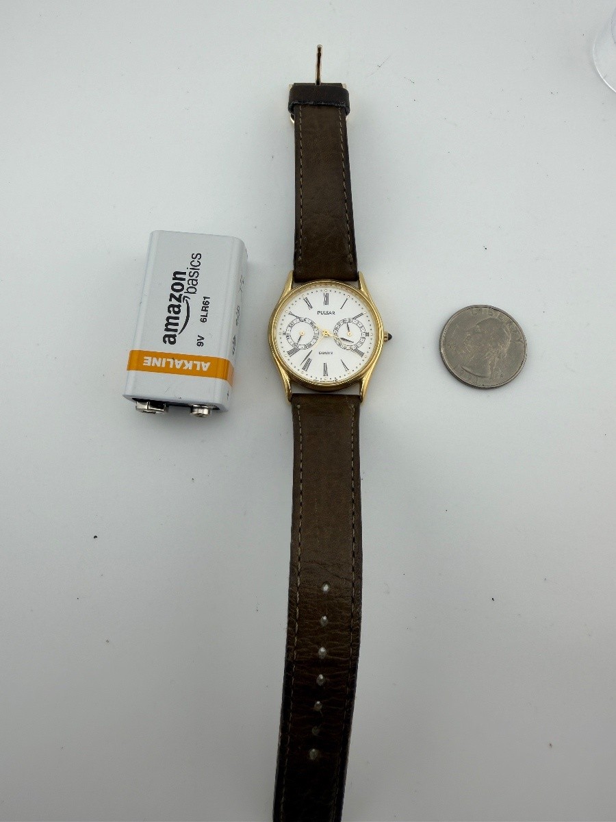 Vintage Pulsar V356-7000 Day Date Quartz Wristwatch 32.1mm Gold Tone