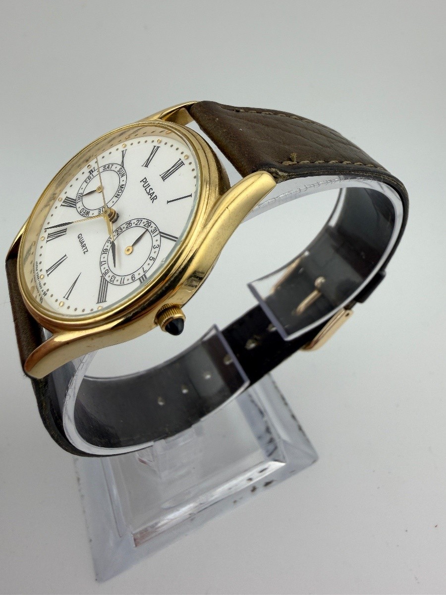 Vintage Pulsar V356-7000 Day Date Quartz Wristwatch 32.1mm Gold Tone