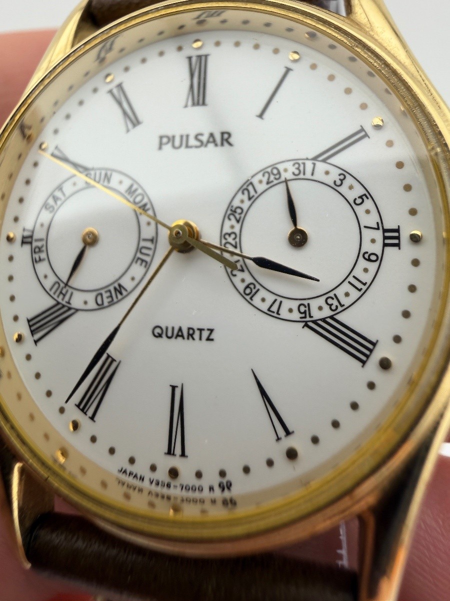 Vintage Pulsar V356-7000 Day Date Quartz Wristwatch 32.1mm Gold Tone