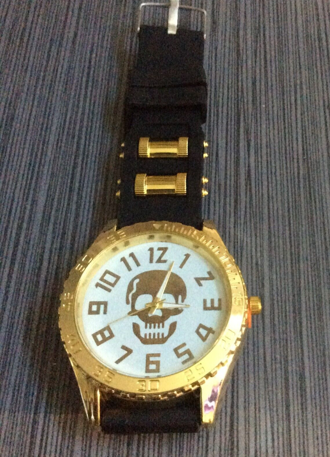 Skull Watch Men’s White Dial on a Black and Gold Rubber Silicone Band Brand New