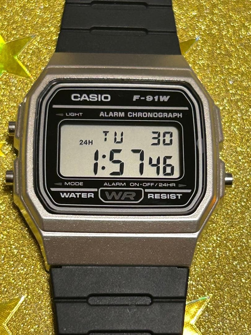 CASIO F-91W – Excellent condition, fully functional, classic digital wristwatch.