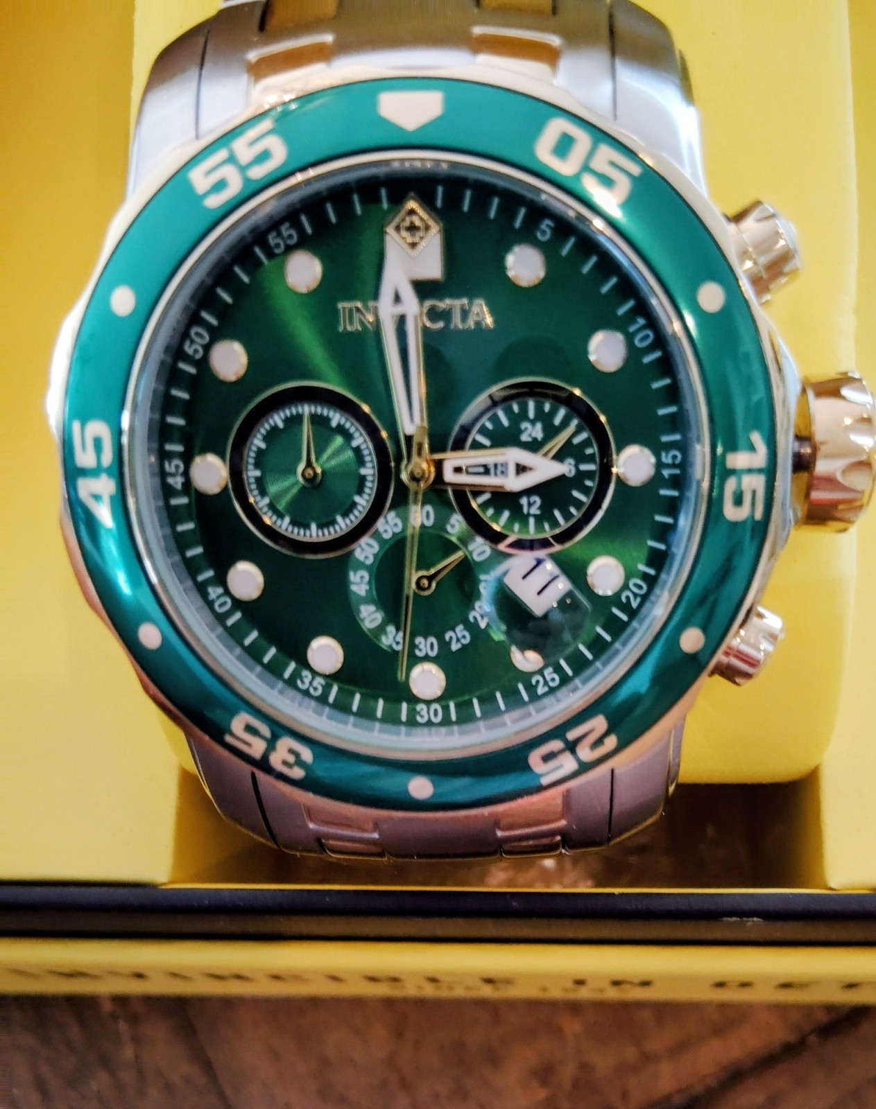 Invicta Pro Diver Scuba Men’s Chronograph Quartz Green Dial 48mm, 200m Water Res