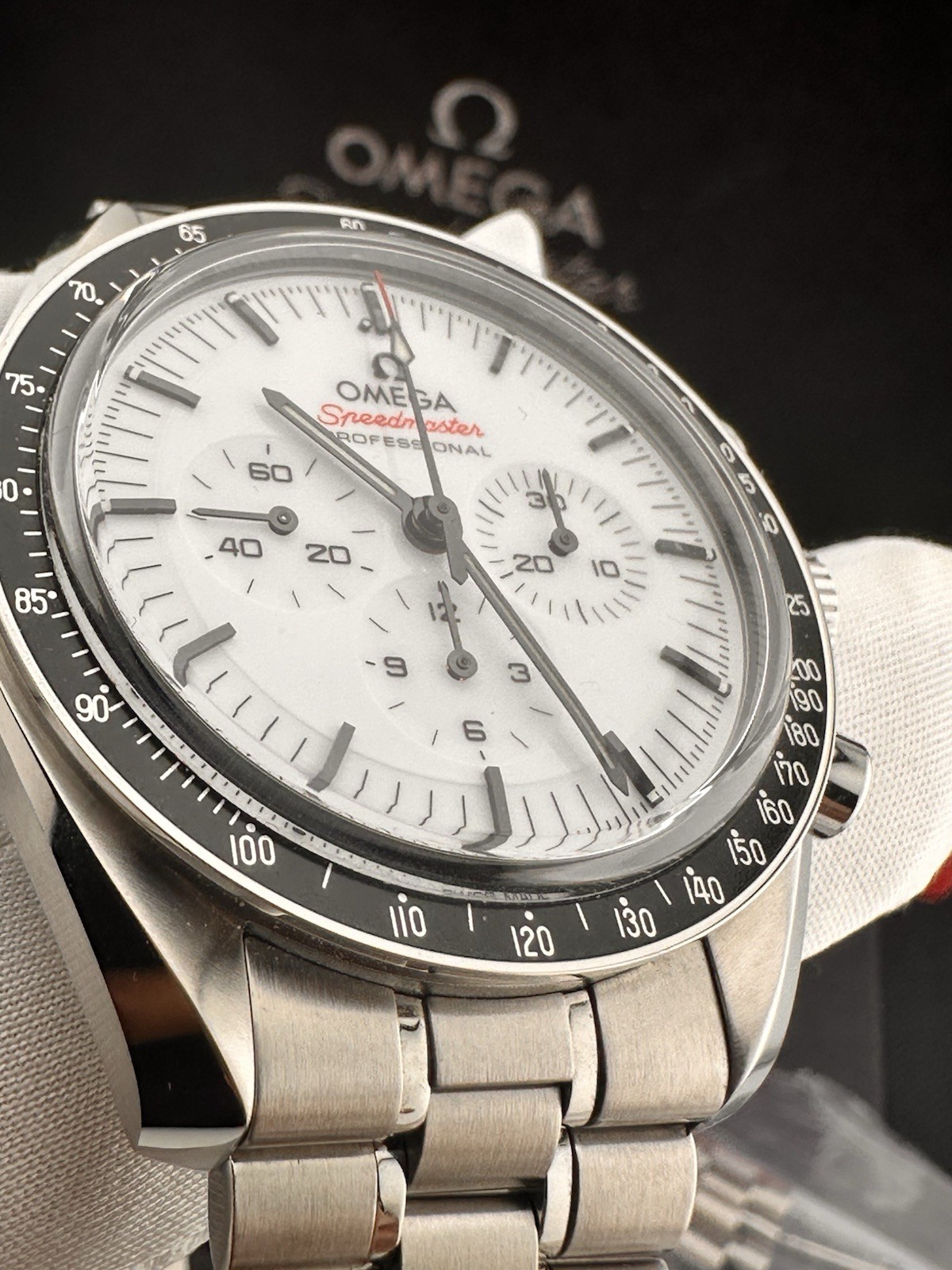 Omega Speedmaster Moonwatch White Dial 310.30.42.50.04.001 Box And Cards