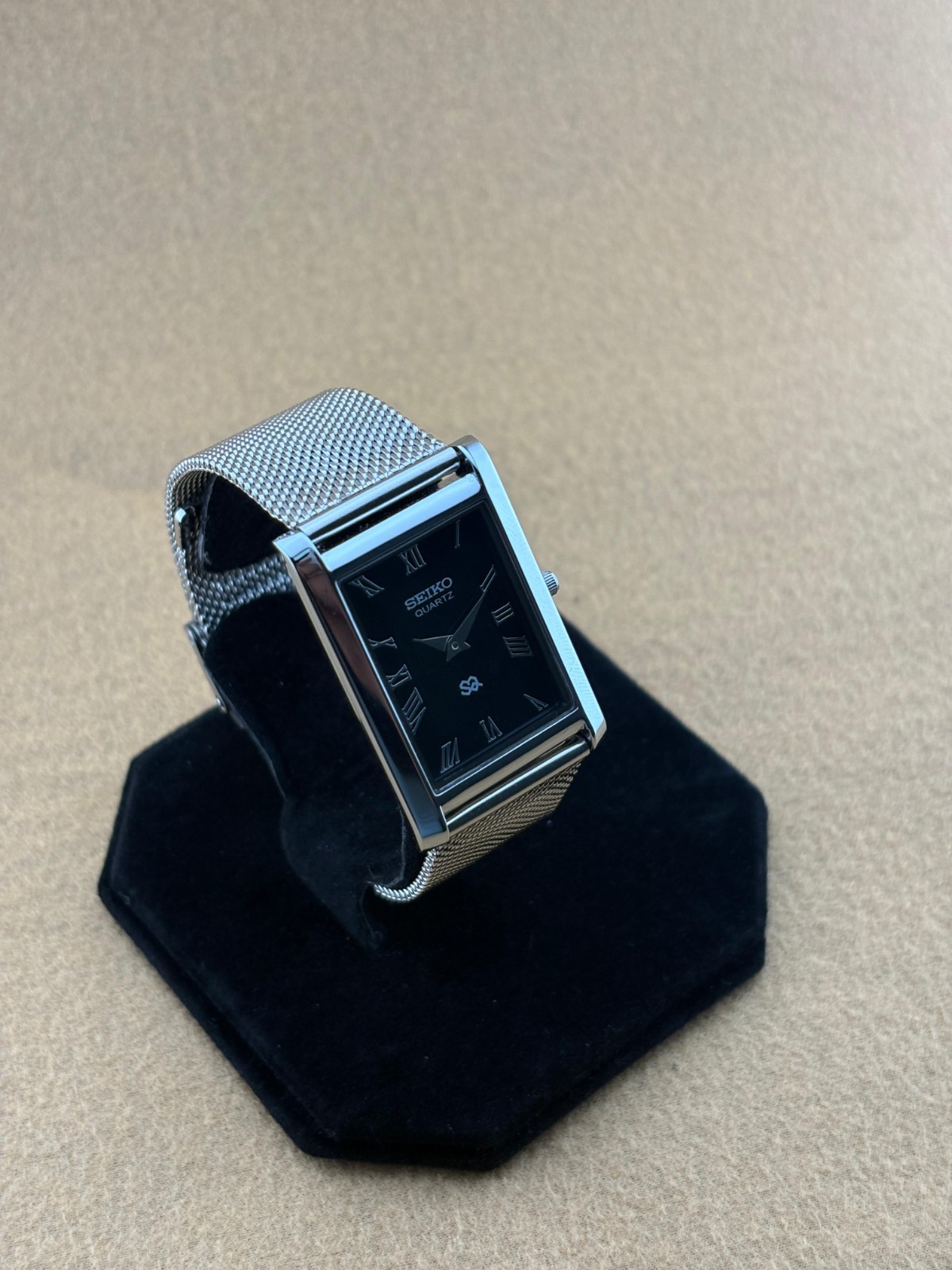 BLACK SILVER Vintage Seiko Slim Quartz Men’s Wristwatch