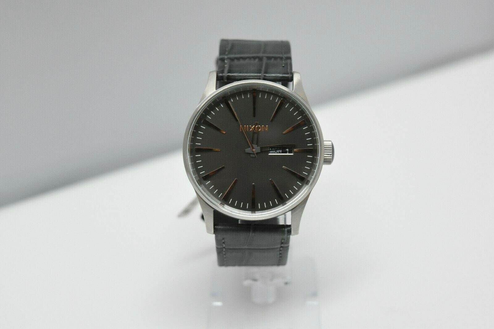 New Nixon Sentry Leather Blue Gray Date Day A105 2145-00 $150 Watch