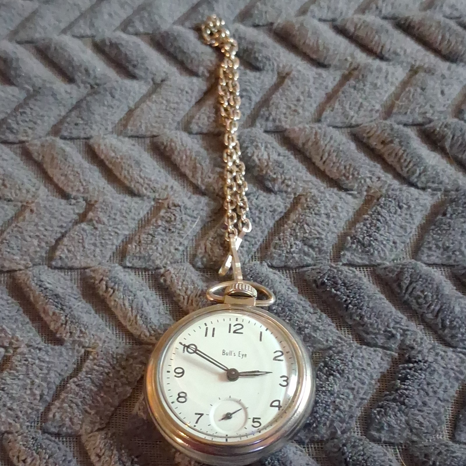 Bull’s Eye Open Face Silver Tone Pocket Watch White Dial Chain Arabic Num