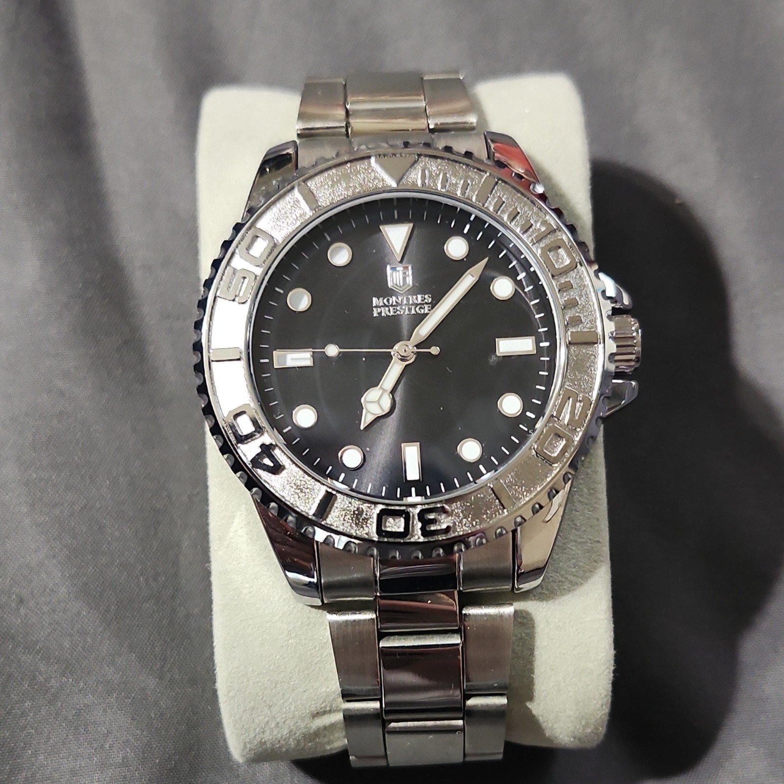 Montres Prestige Men’s Quartz 43mm Silver Bracelet Black Dial Diver NEVER WORN