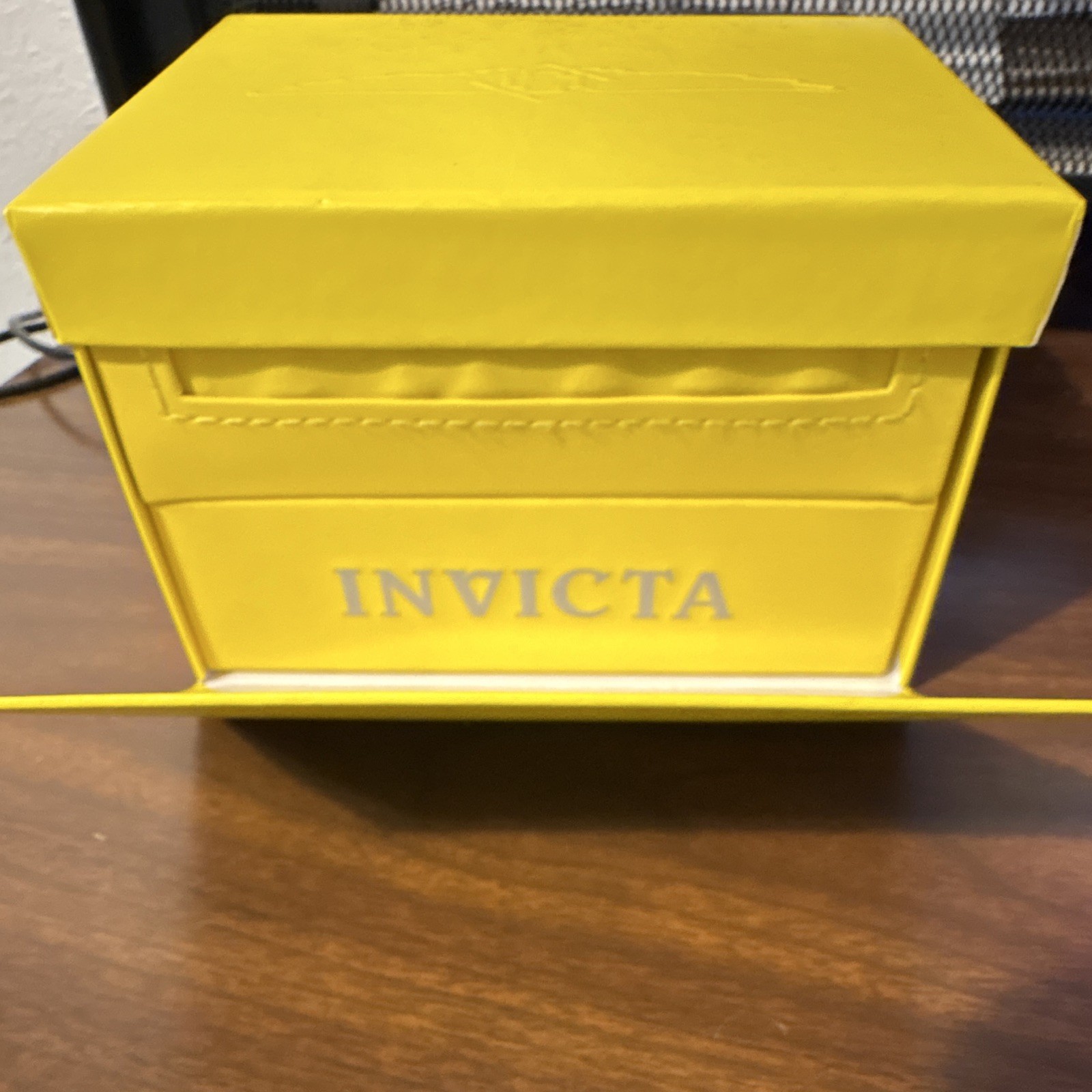 Invicta Pro Diver Men’s Blue Dial Two-Tone Bracelet Quartz Date Box Manual