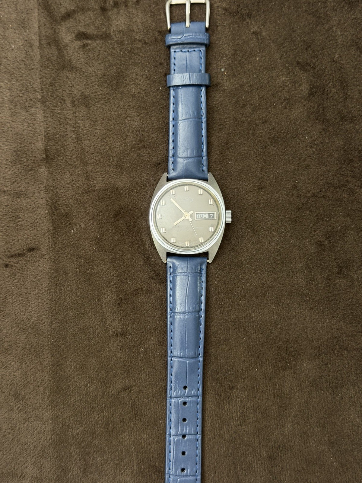 Holiday De Luxe Men’s Manual Wind Day/Date Antimagnetic 17J Gray Dial Blue