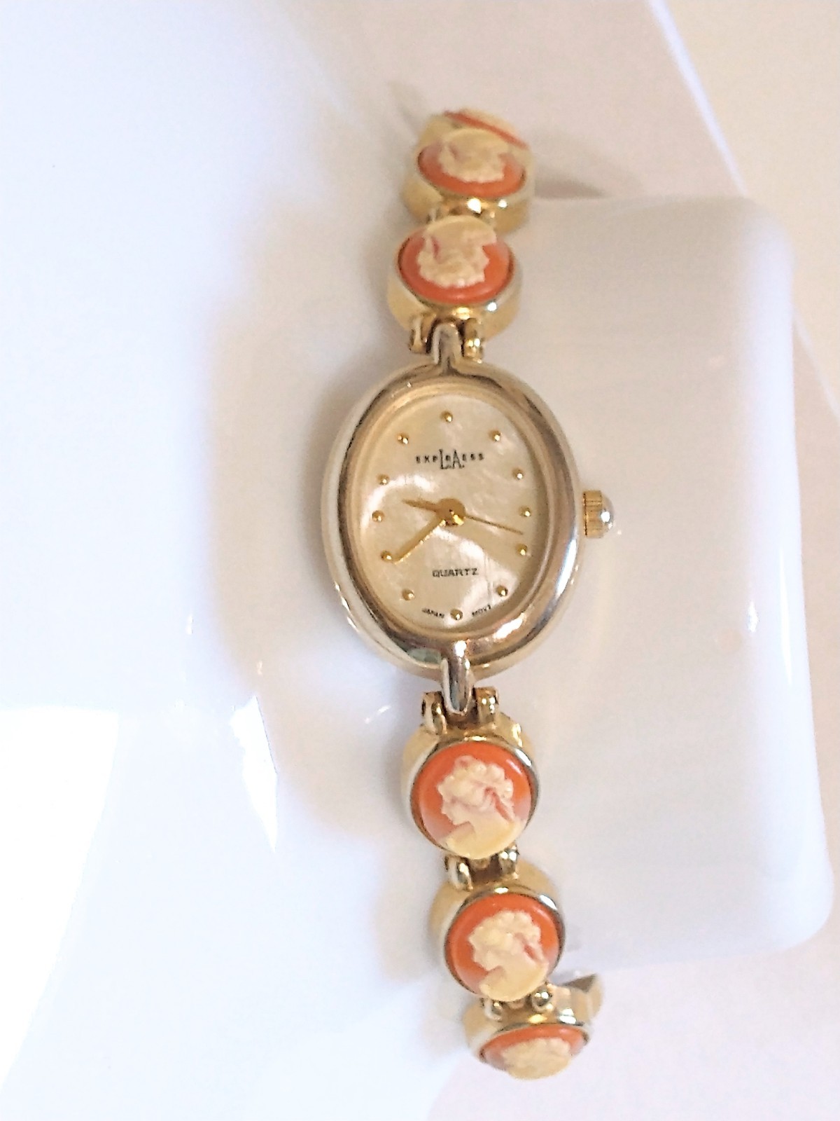 Vintage LA Express Women’s Cameo Bracelet Wristwatch Mother of Pearl Runs