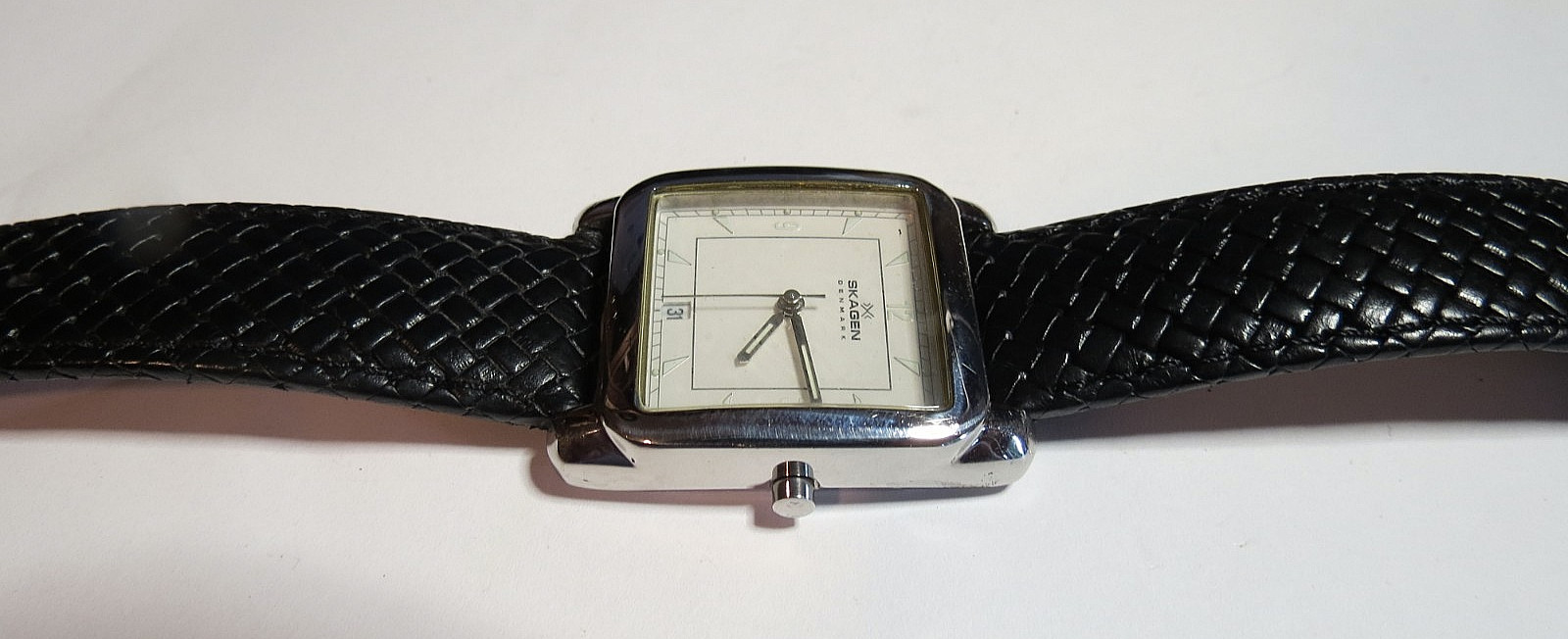 NICE UNISEX QUARTZ SKAGEN DENMARK SQUARE WHITE DIAL 182LSRK LEATHER BAND RUNS