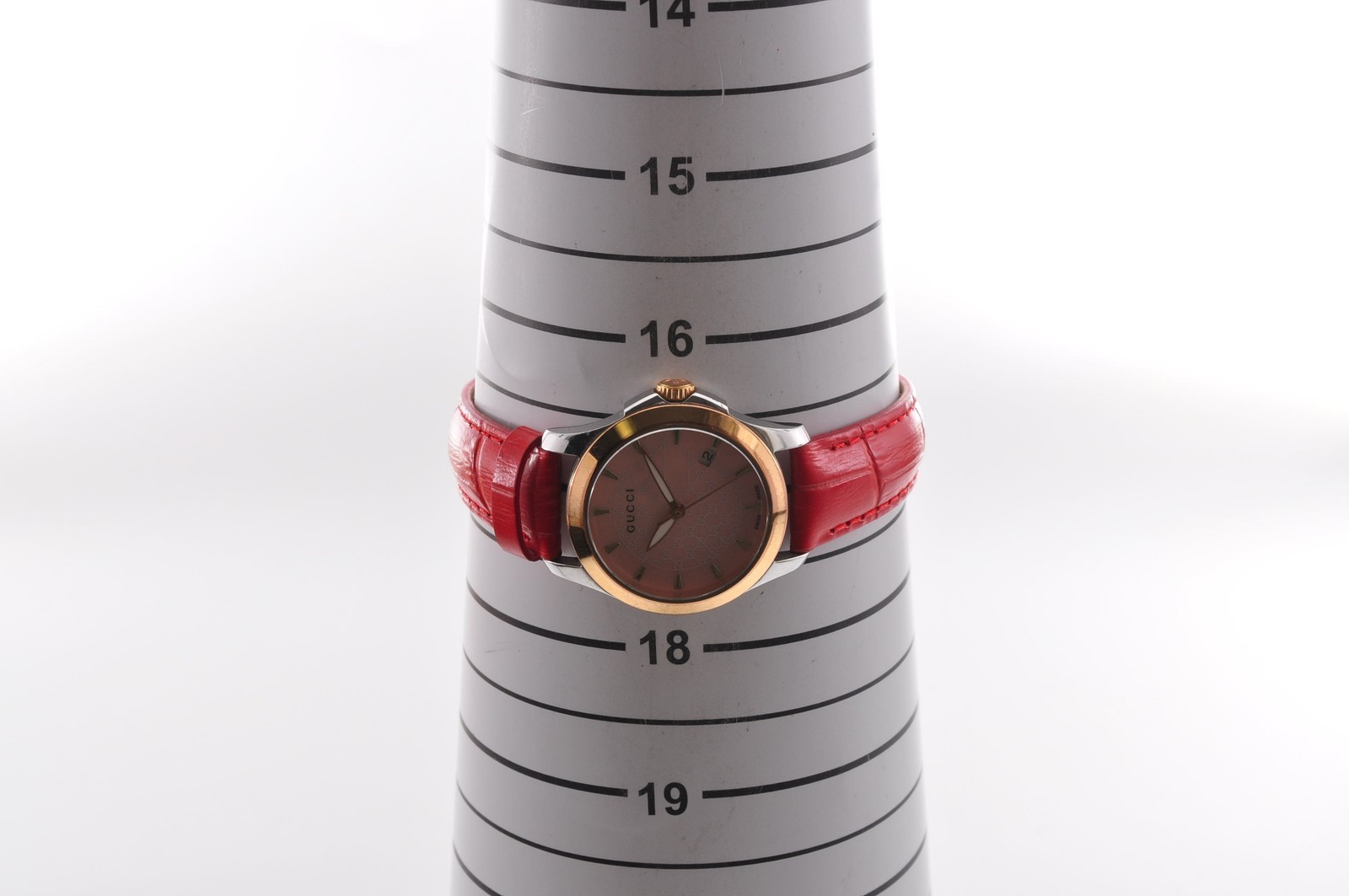 GUCCI 126.5 Quartz Date Pink Shell Women Watch w-10133