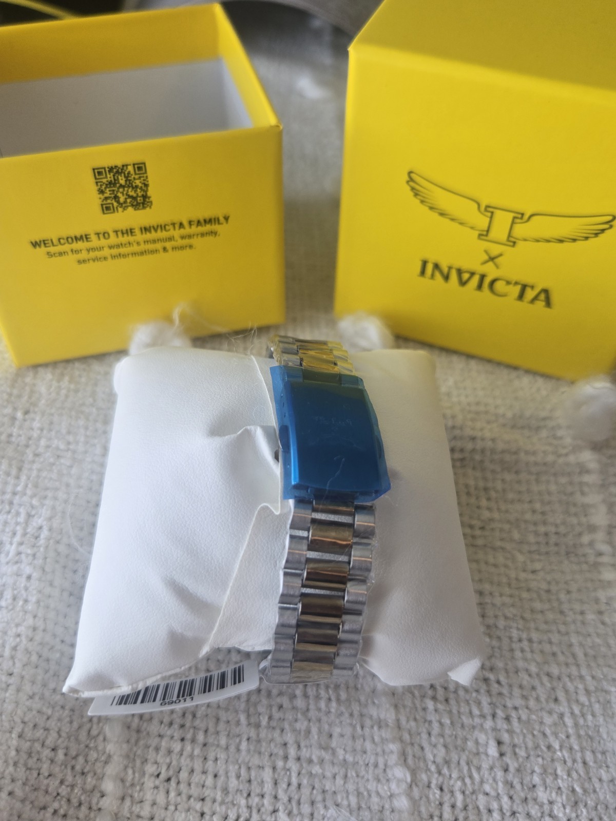 Invicta TwoTone Stainless Watch Fluted Gold Bezel Black Dial 40mm (69011) New