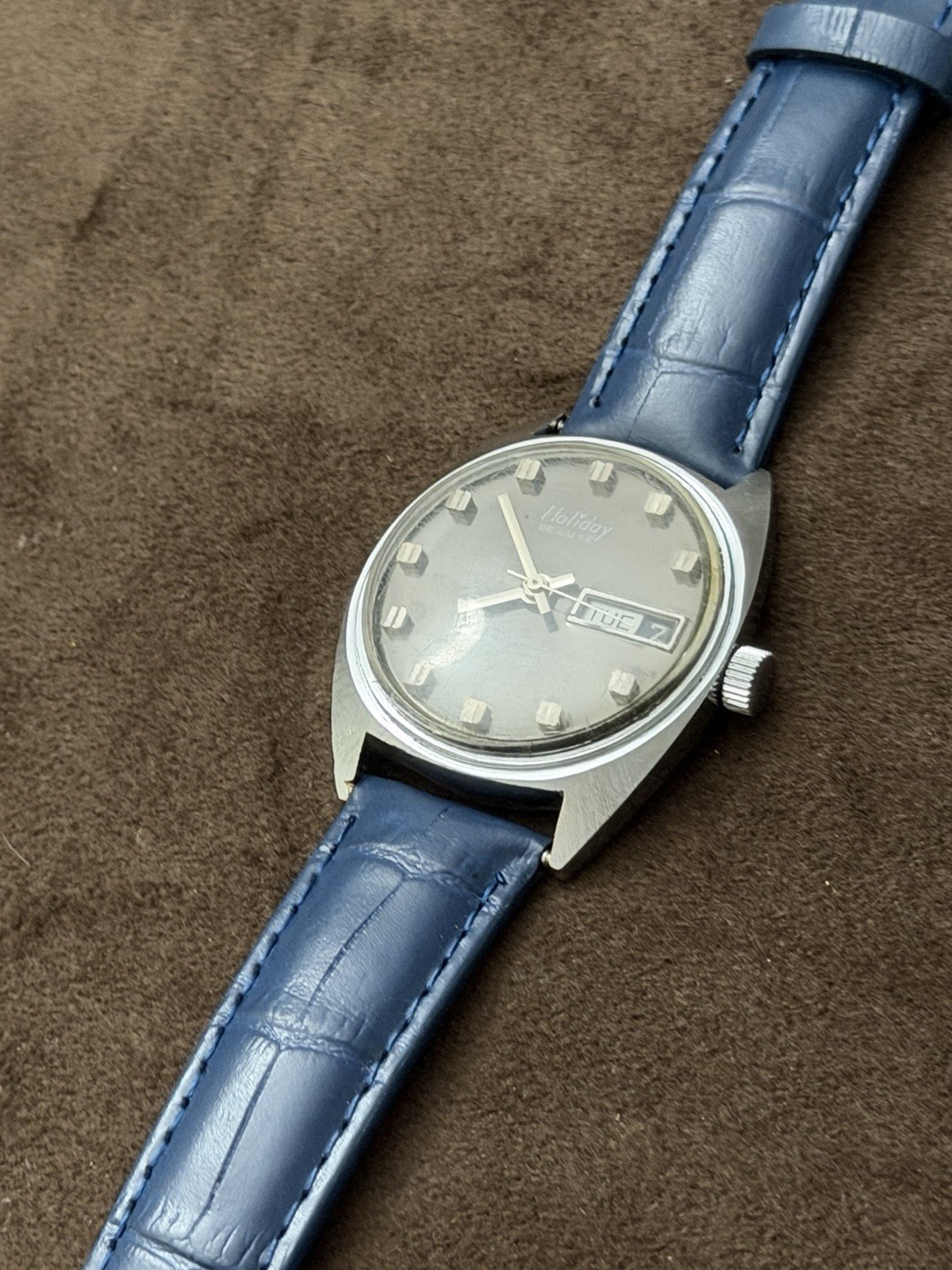 Holiday De Luxe Men’s Manual Wind Day/Date Antimagnetic 17J Gray Dial Blue