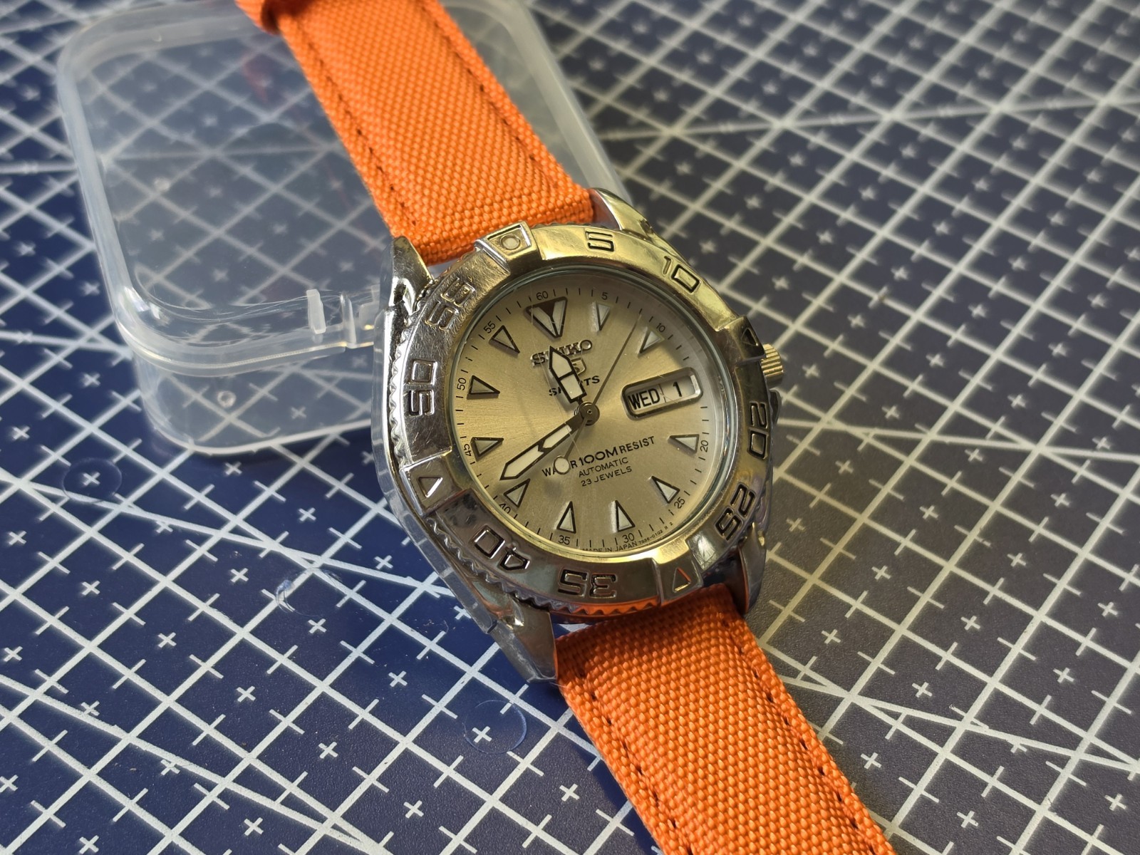 Seiko 5 Sports Automatic 100m Day/Date Silver Dial New Orange Band 7s36-00Y