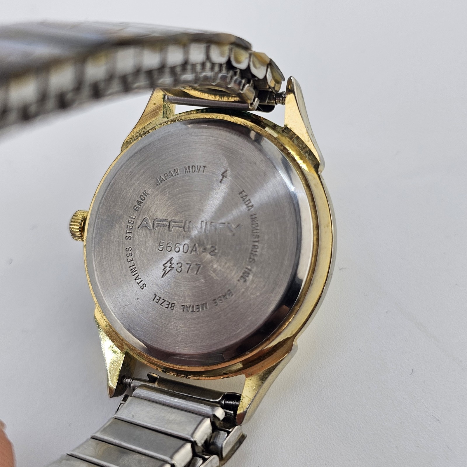 28MM Women’s Watch Multicolor Multicolor Expandable Band 6″ NEW Battery