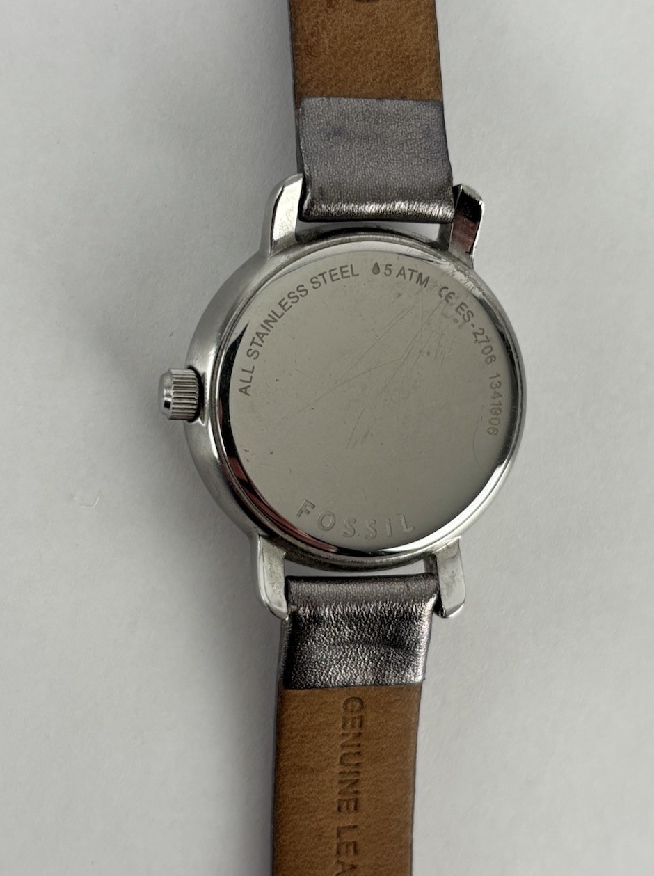 Fossil ES-2706 30mm Silver Tone Quartz Watch w/Silver Leather Band & New Battery