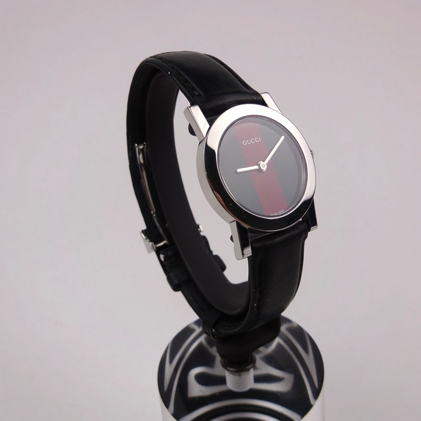 Gucci 5200 L.1 Watch Ladies Red & Green Dial Black Leather Strap Woman’s