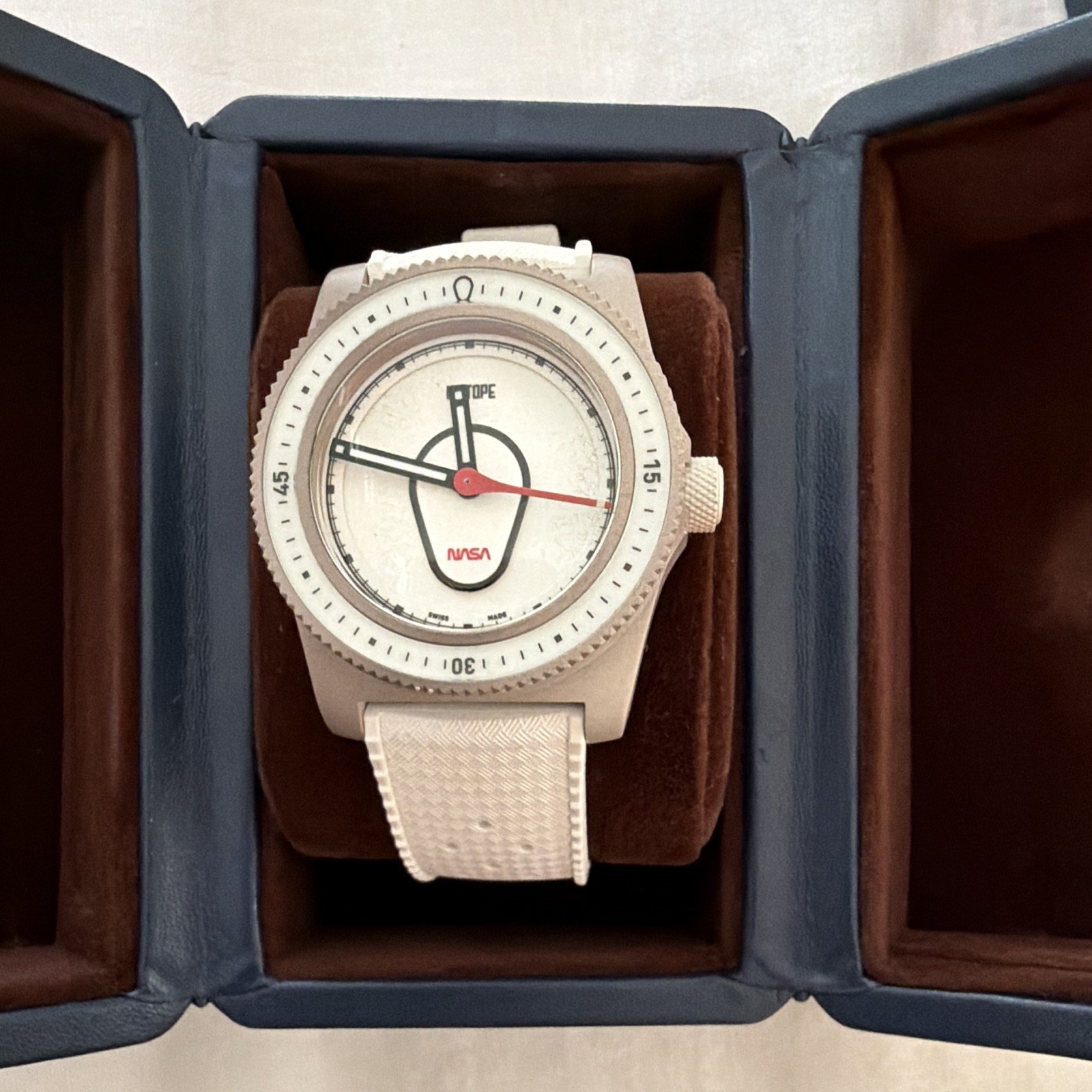 Isotope Hydrium NASA Swiss Made Auto Titanium Watch White Dial Rubber Strap Box