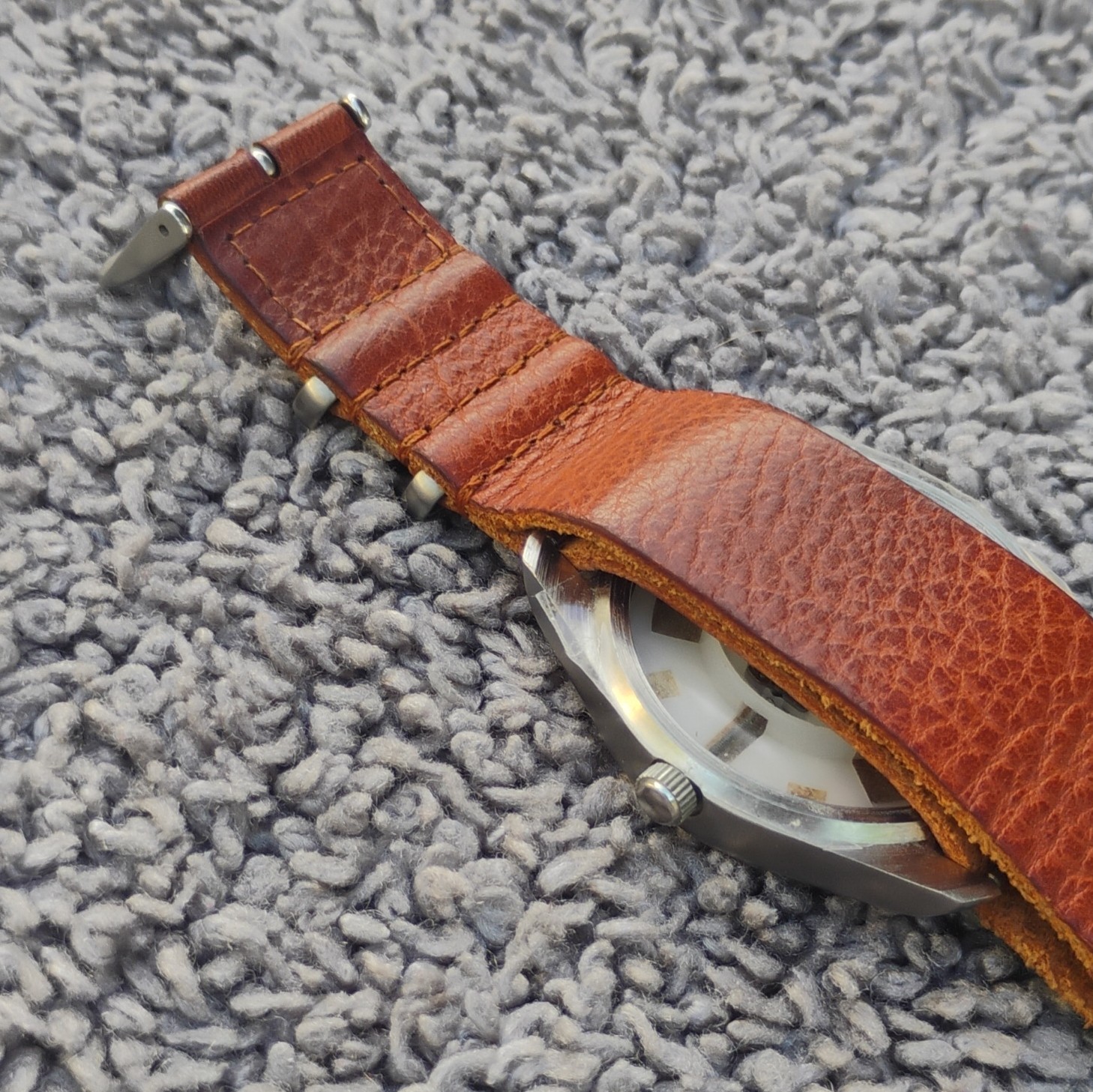 TOKYO BAY Quartz Analog Wristwatch Leather Strap Silver White Dial Missing Back
