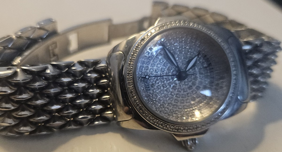 Invicta Men’s Luxury Silver Wristwatch Diamond Pattern Dial Metal Band