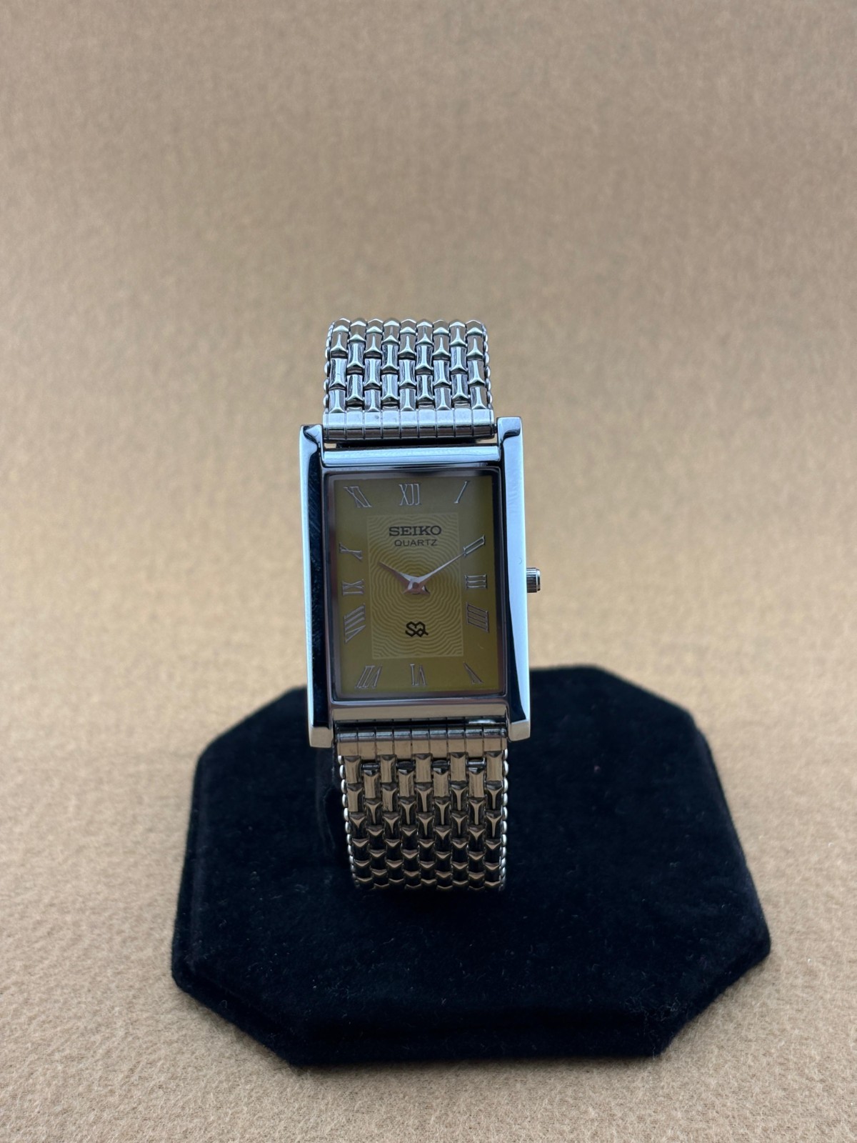 RARE YELLOW SILVER Vintage Seiko Slim Quartz Men’s Wristwatch