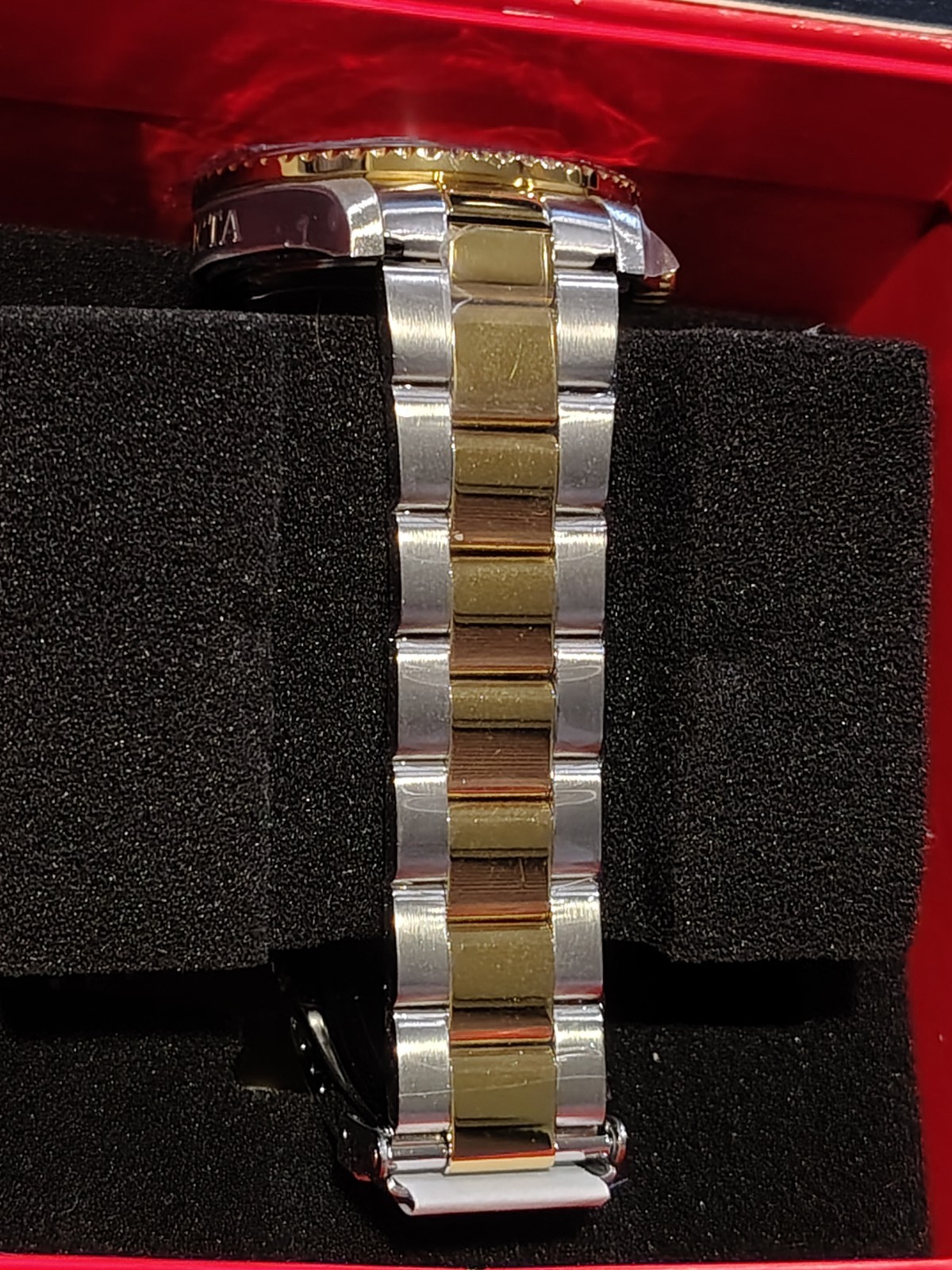 Invicta Pro Diver 40mm Men’s Quartz Watch Black Dial Silver/Gold Band 26973 NIB