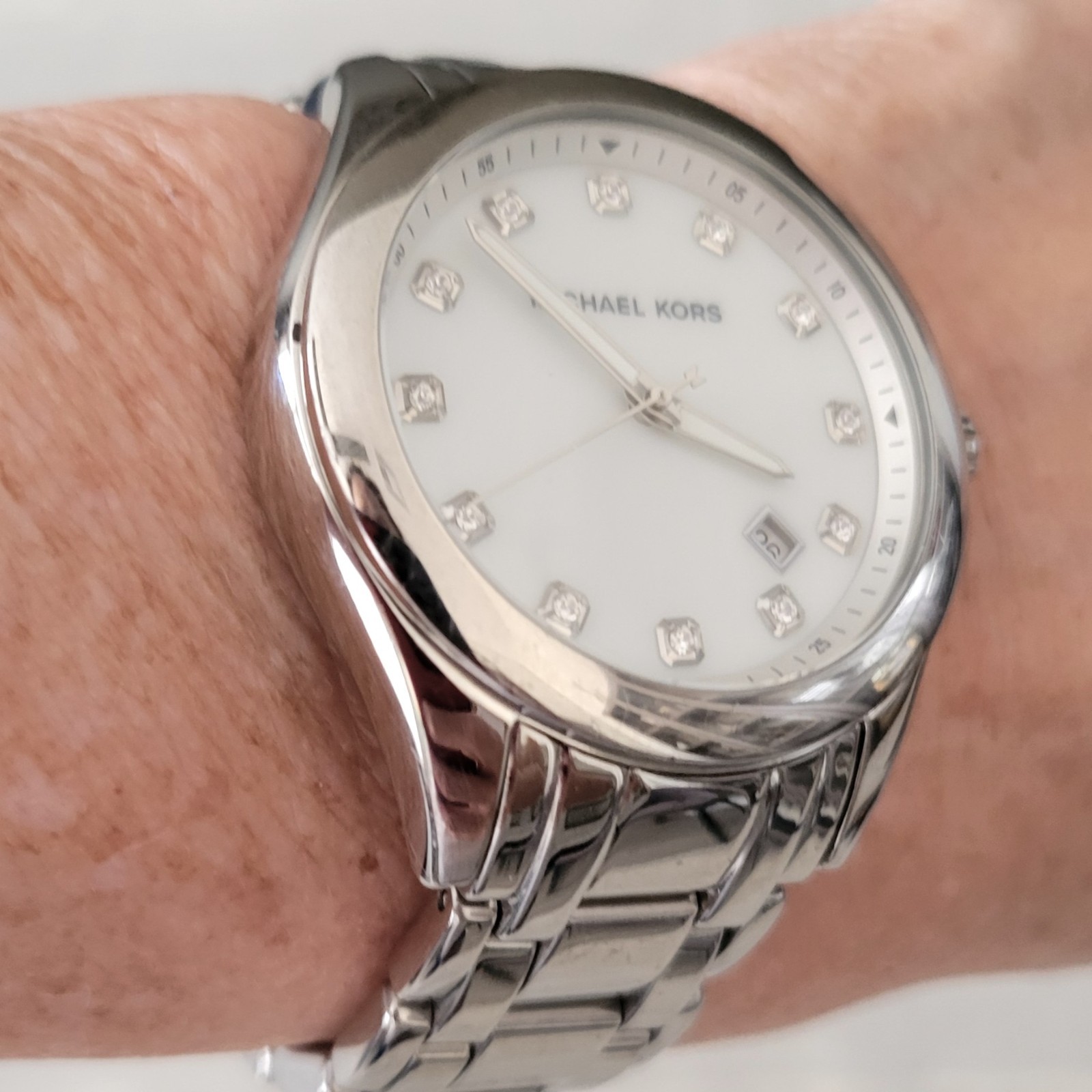 Michael Kors Womens Watch Large Silver Tone Round White Face w/ Date MK-5325 EUC