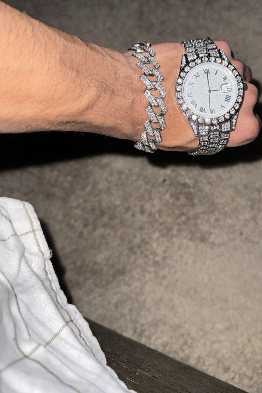 Luxury Silver Diamond Pattern Men’s Round Analog Wristwatch Roman Numerals