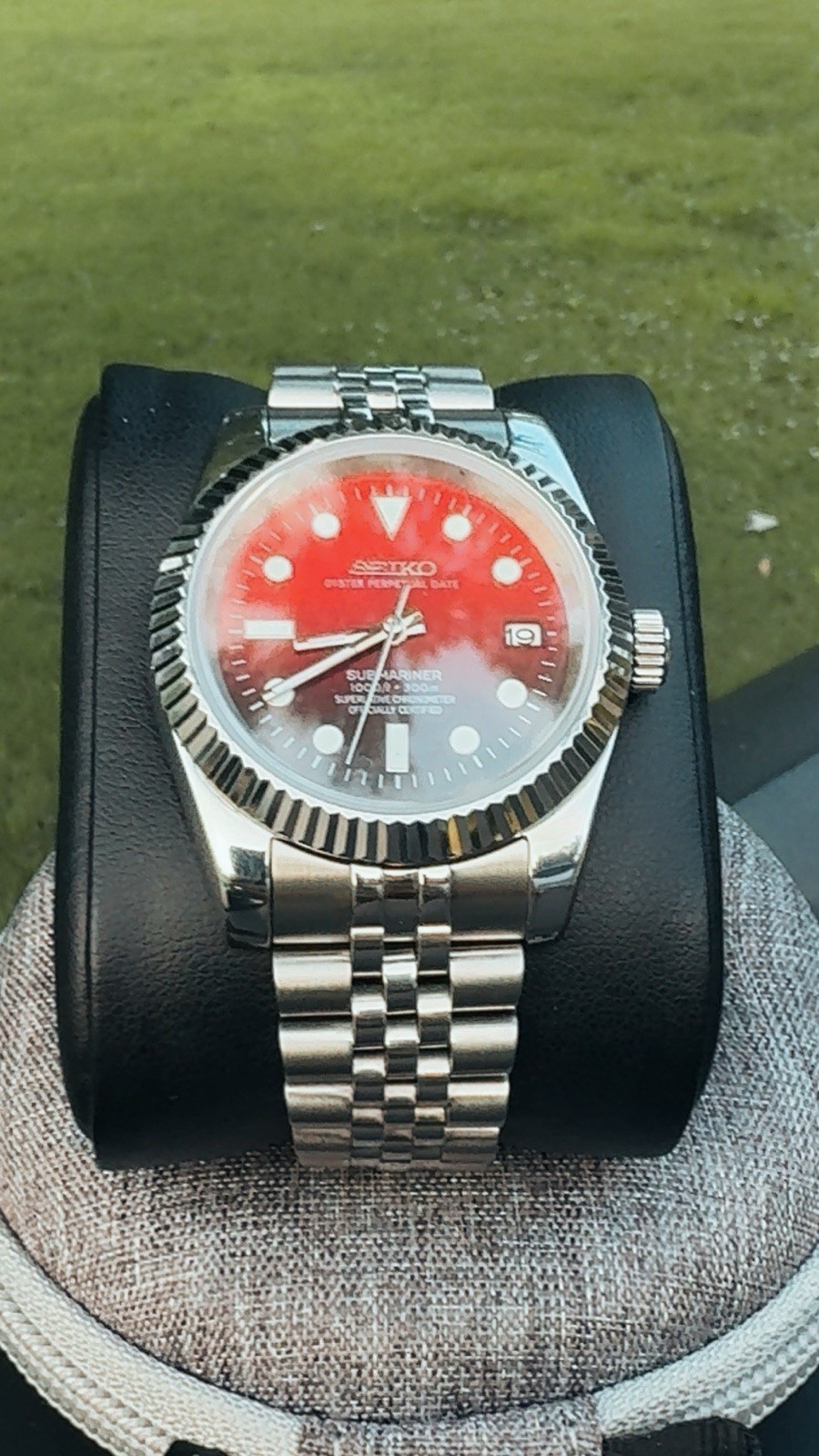 SEIKO NH35 Automatic Movement 40mm Red Dial Date Steel Bracelet