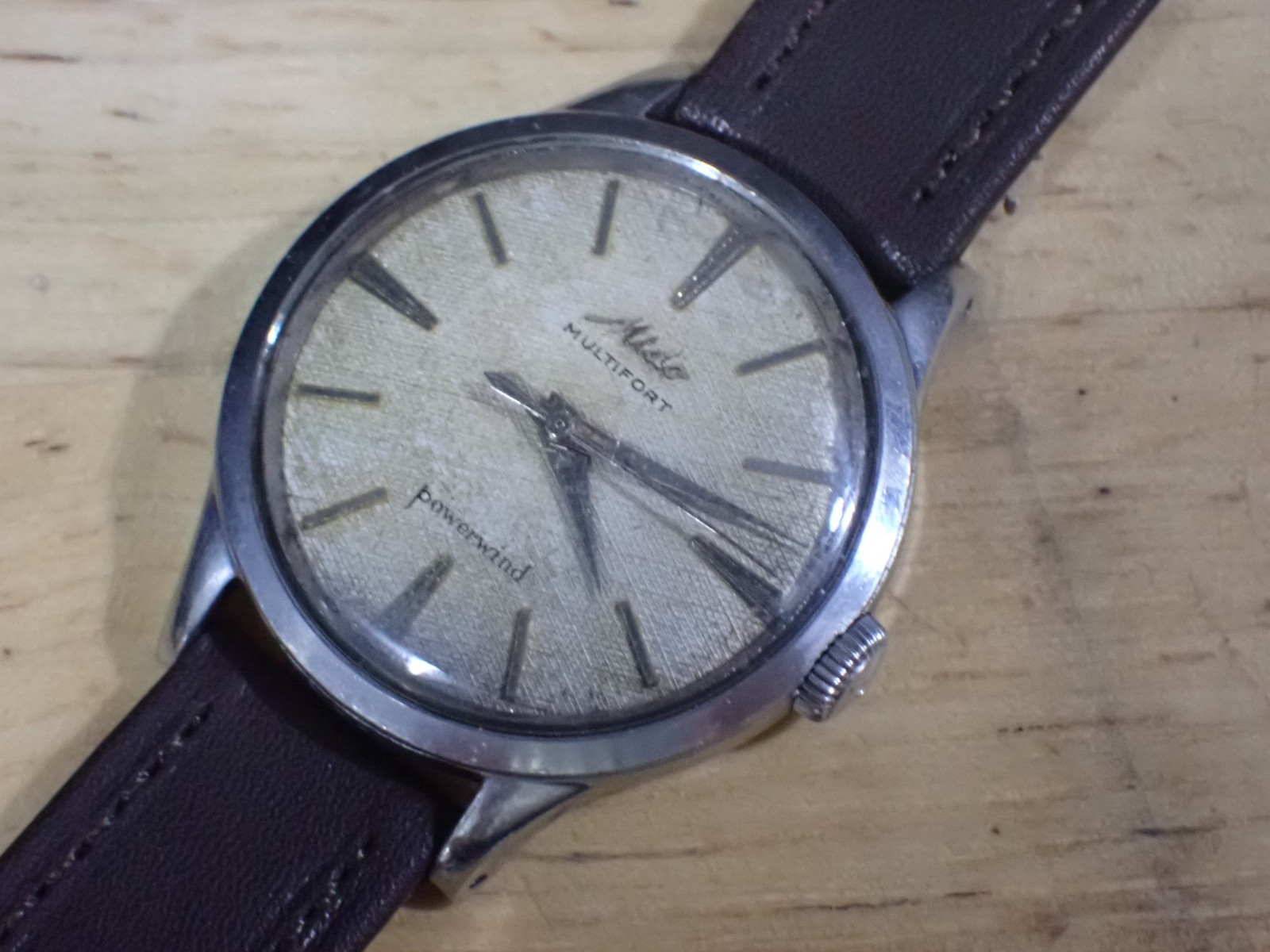 Mido Multifort Powerwind Men’s Wristwatch runs Tropic Fish Scale Dial Stainless