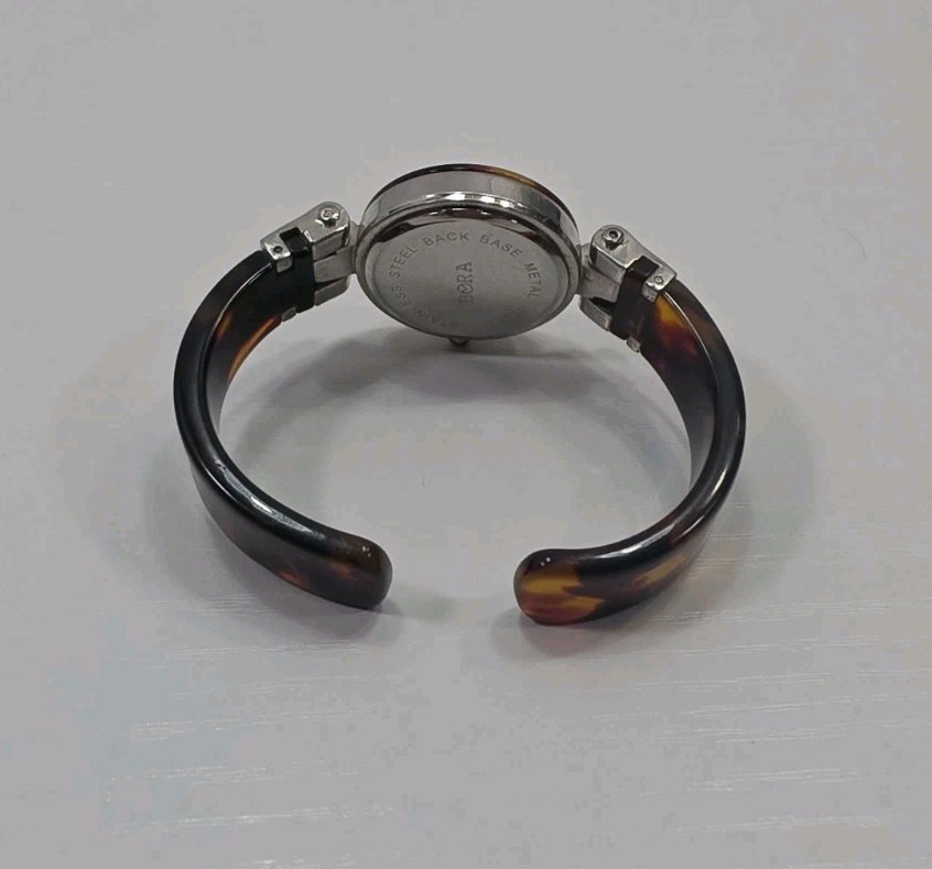 Ladies Bora Fashion Casual Round Silver Turtois Tone Cuff Bracelet New Battery